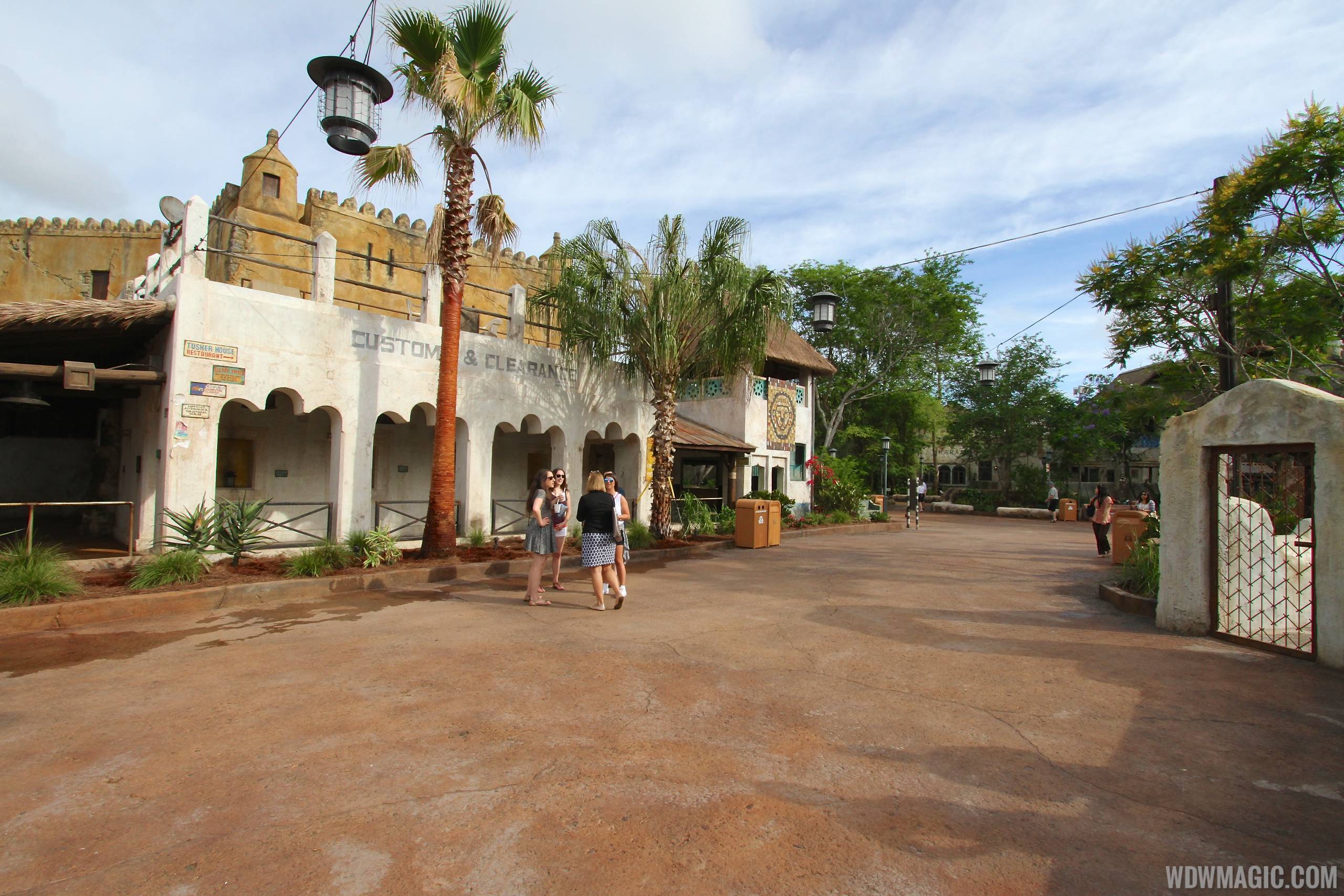 New Harambe Theatre area in Africa - Overview of the area and FastPass+ queue