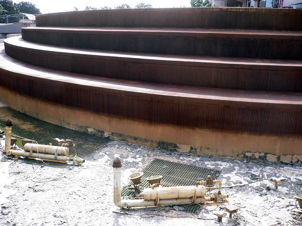Fountain of Nations drained for refurbishment