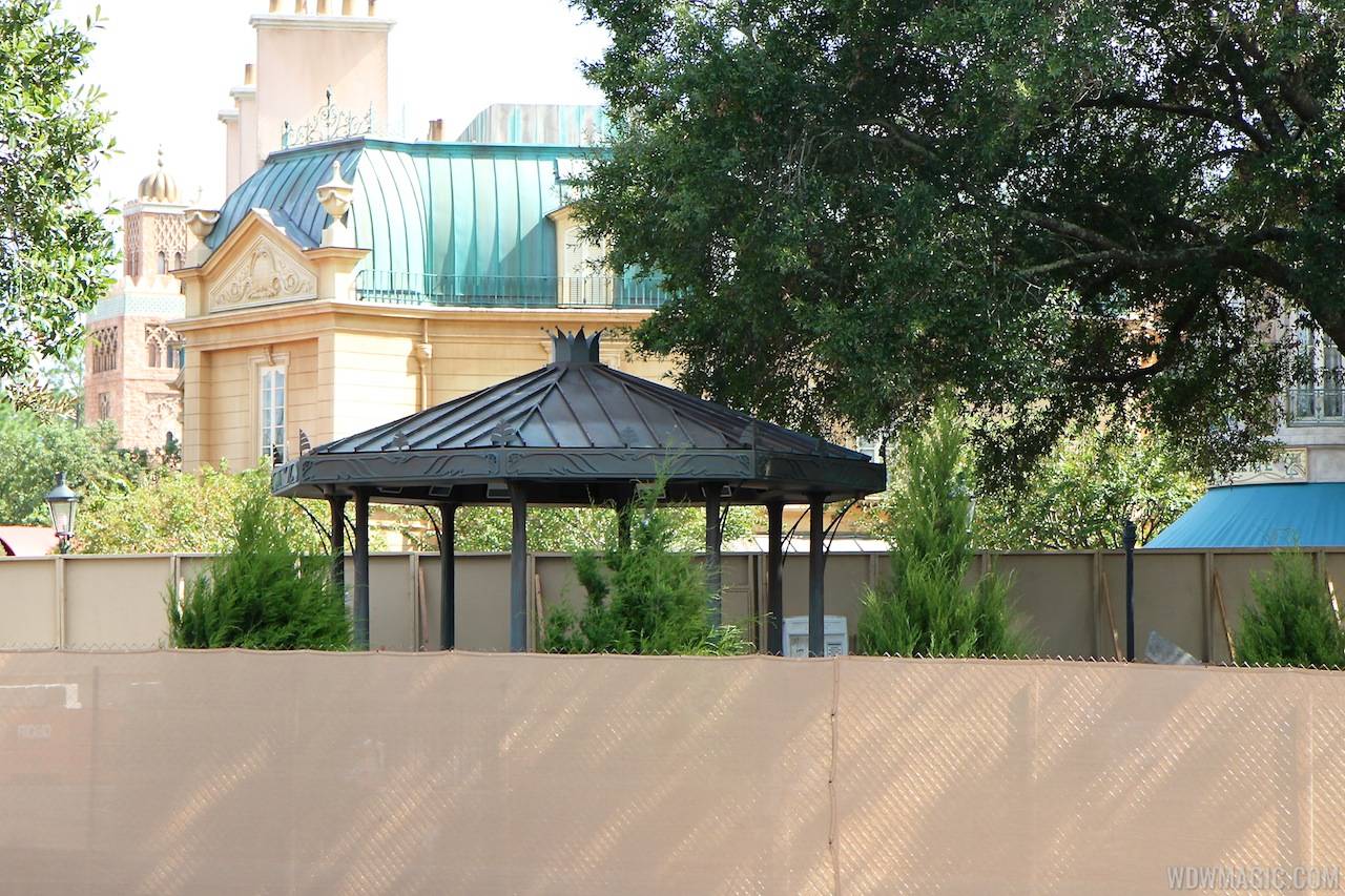 PHOTOS - France Pavilion meet and greet gazebo now in position