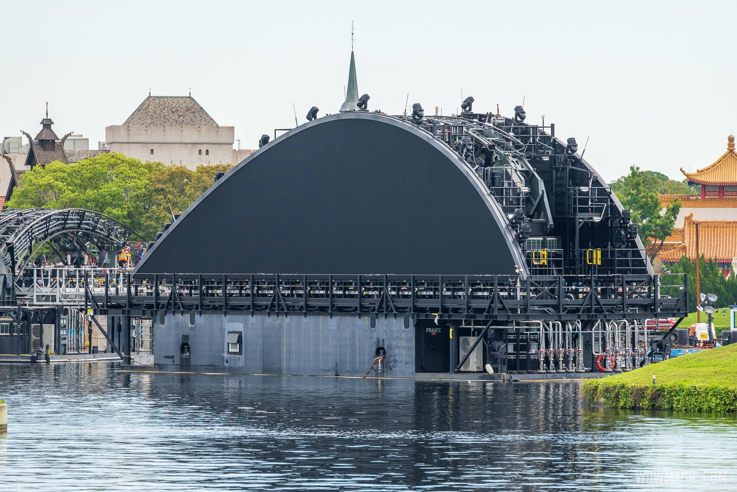 Third Harmonious fin barge (France) in position