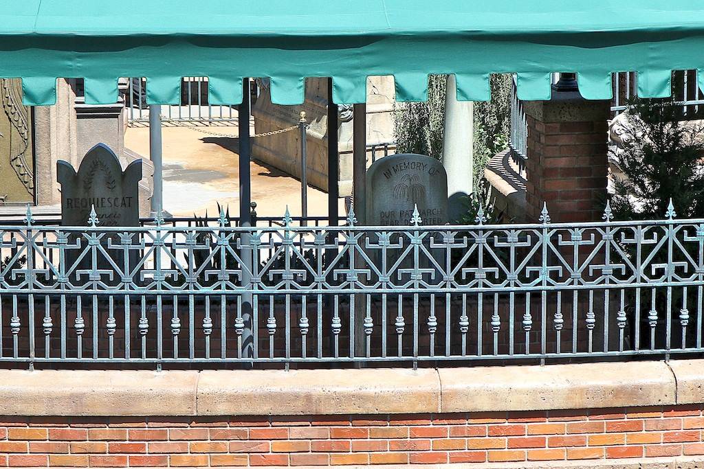 PHOTOS - Latest look from this morning at the extended Haunted Mansion queue