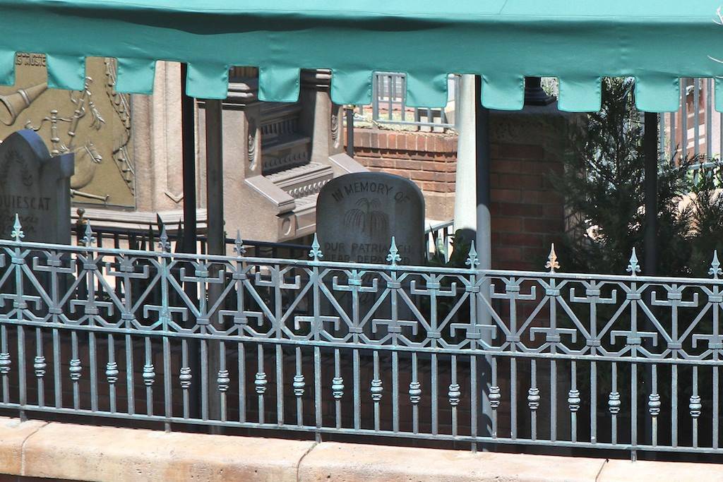 PHOTOS - Latest look from this morning at the extended Haunted Mansion queue