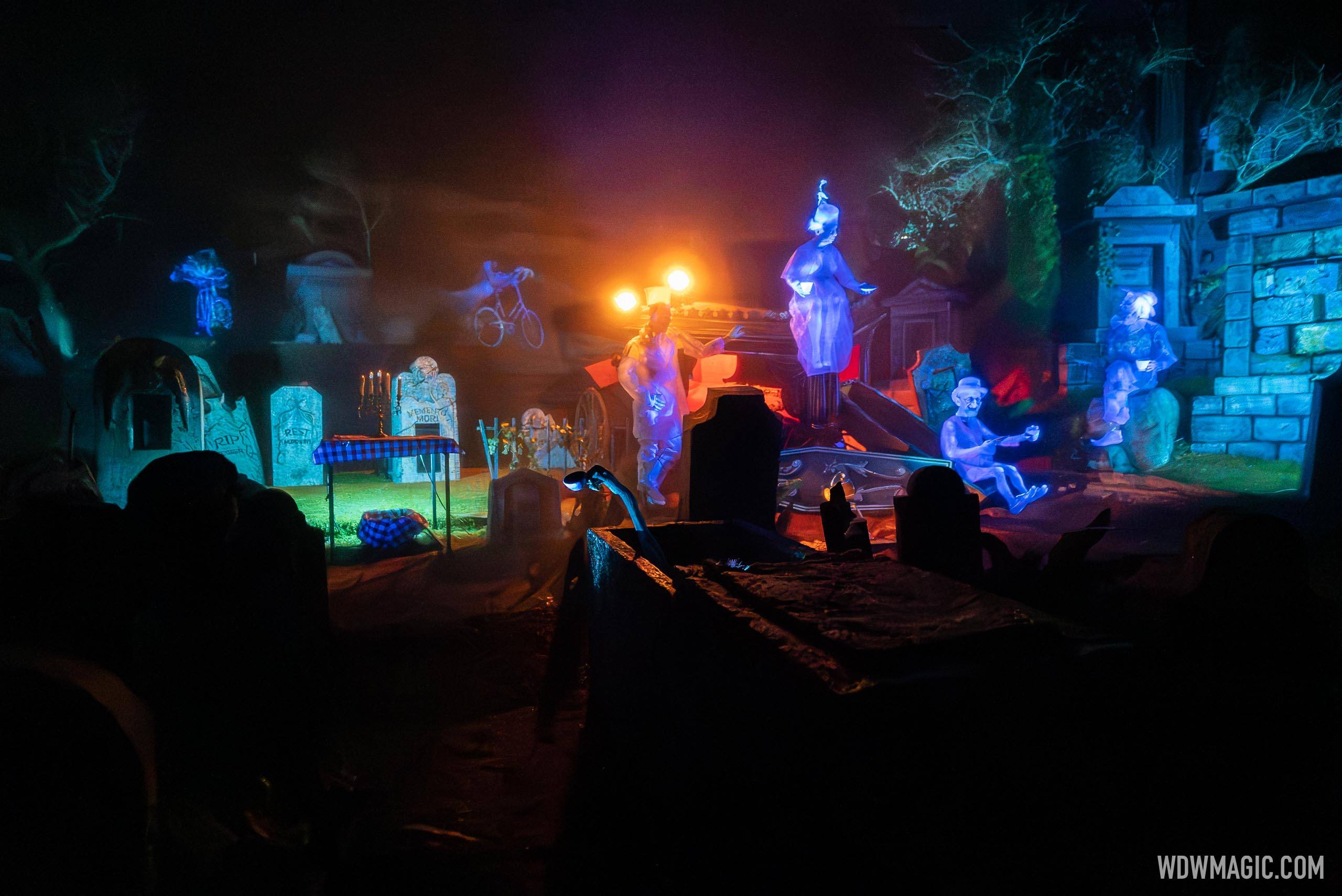 VIDEO - Haunted Mansion debuts amazing new augmented reality Hitchhiking Ghosts scene
