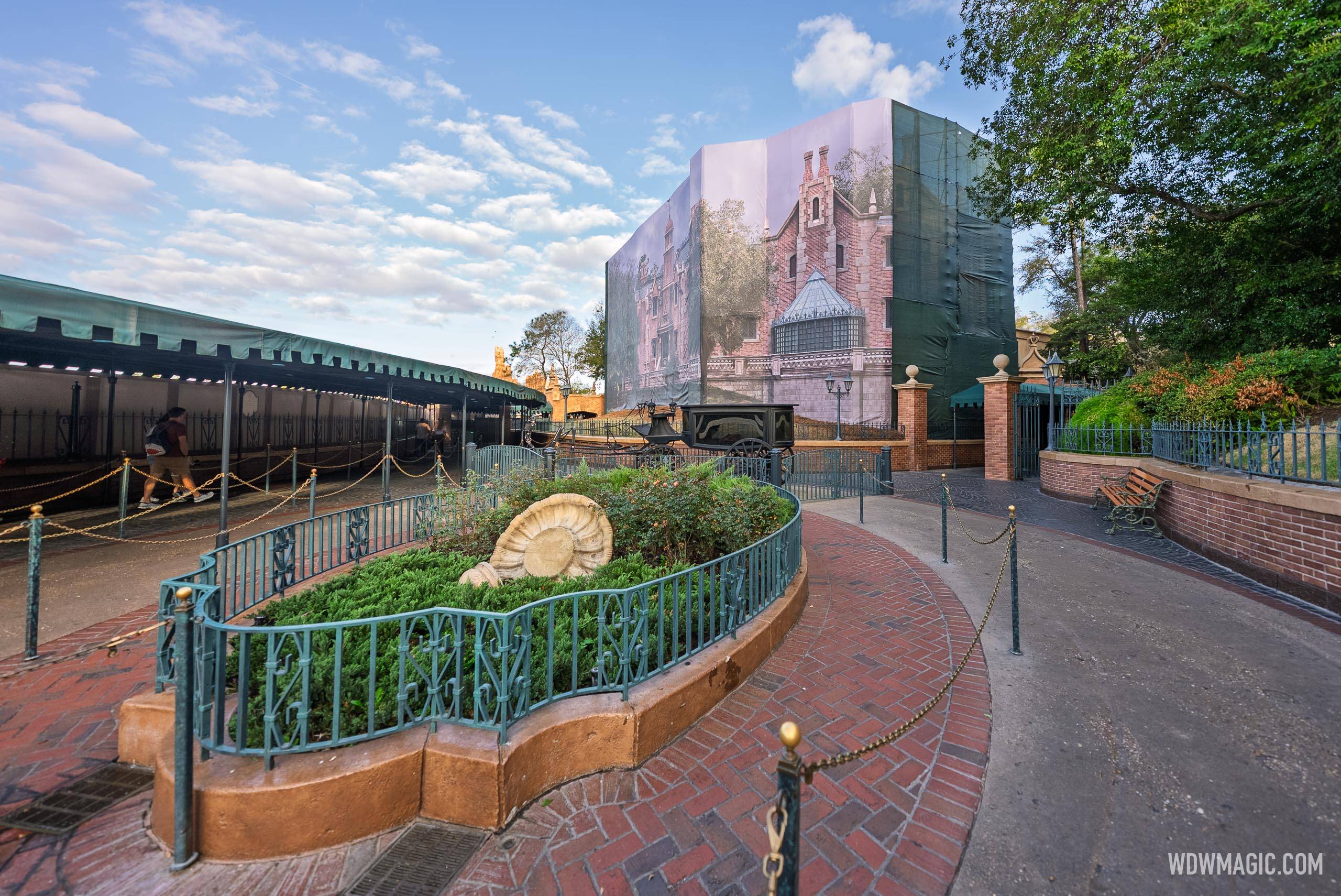 Haunted Mansion Photo Wrap Complete With Caretaker Detail