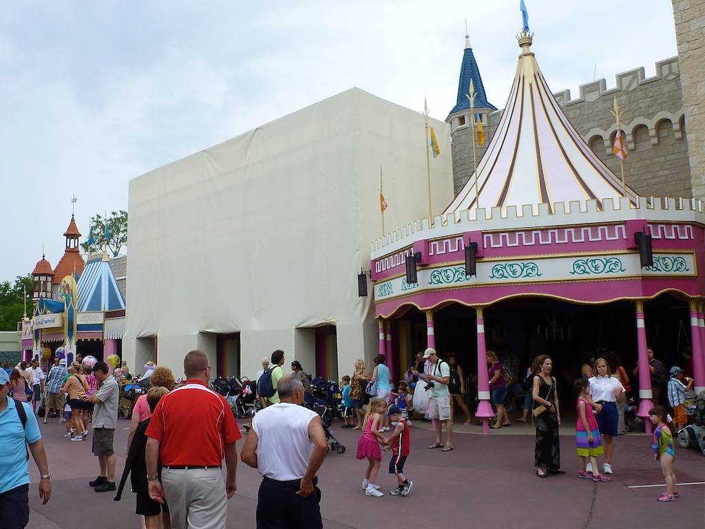 PHOTO - 'it's A Small World' goes behind the scrim for exterior refurbishment