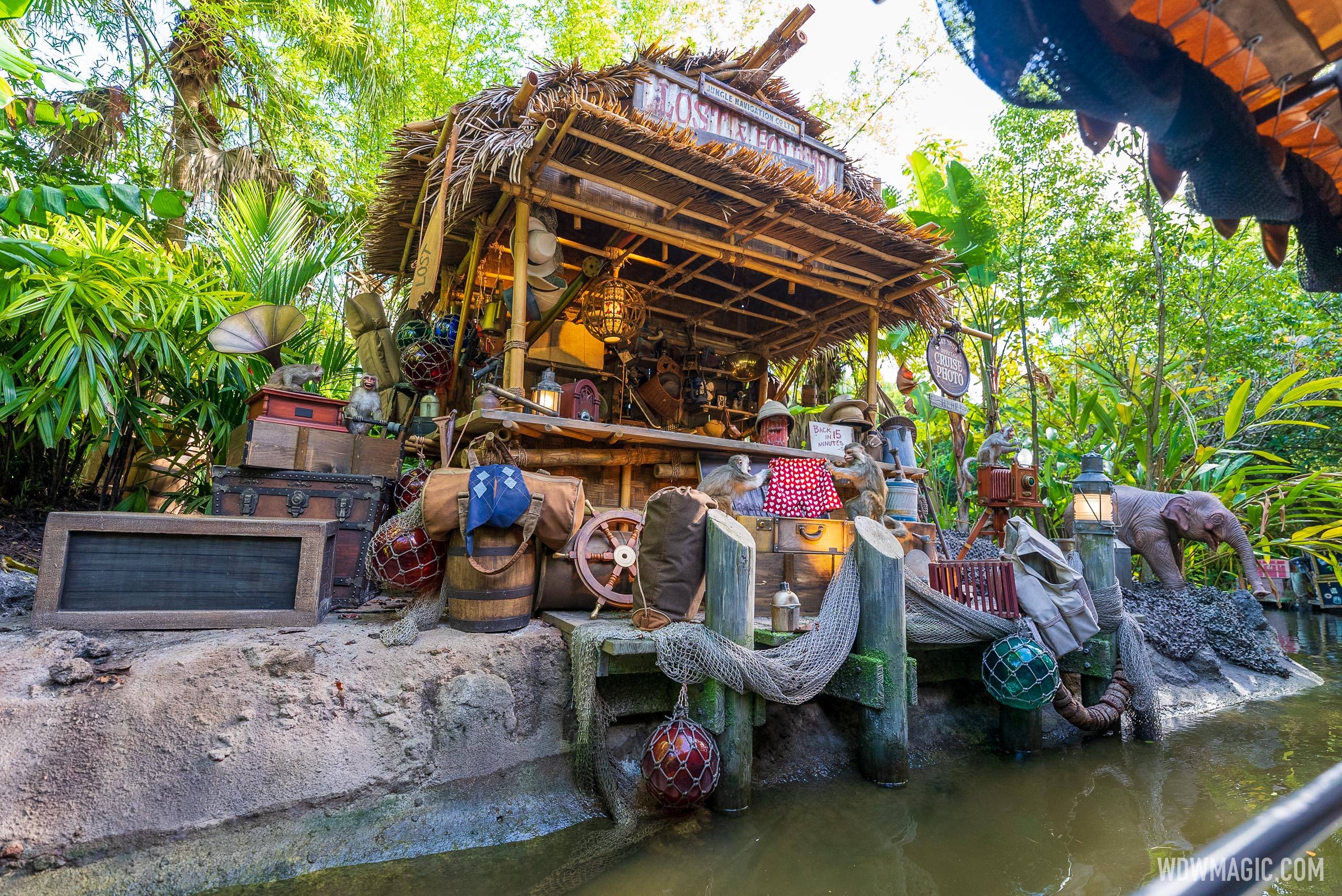 Animated figures added to Trader Sam's Gift Shop scene