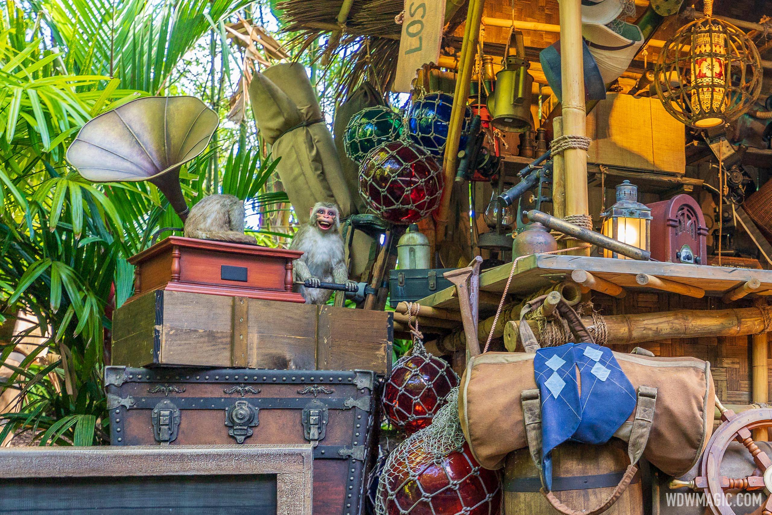 Animated figures added to Trader Sam's Gift Shop scene