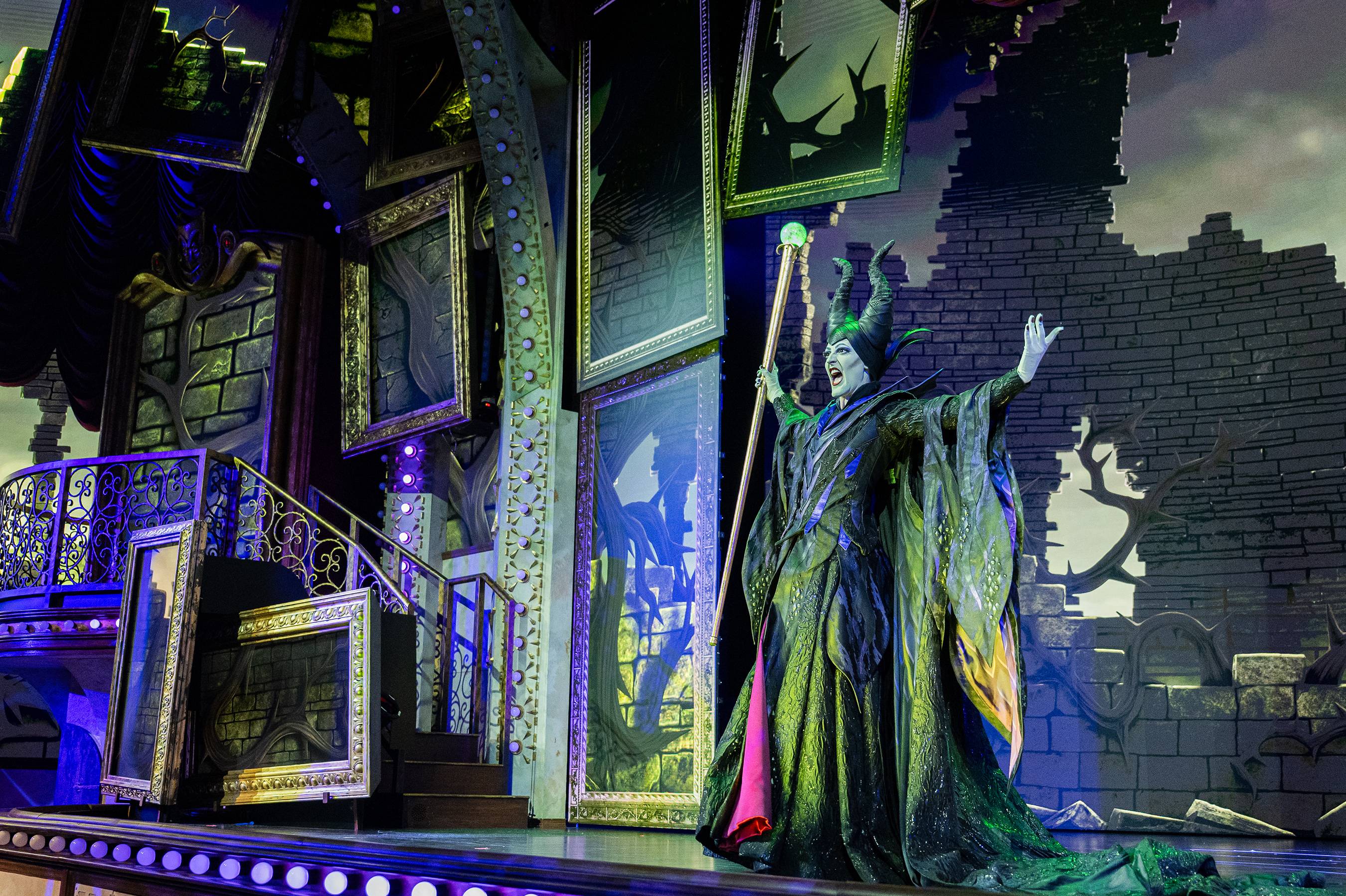 ディズニー クルエラ アートボード DISNEY VILLAINS NIGHT Magic-Mirror-Villains-