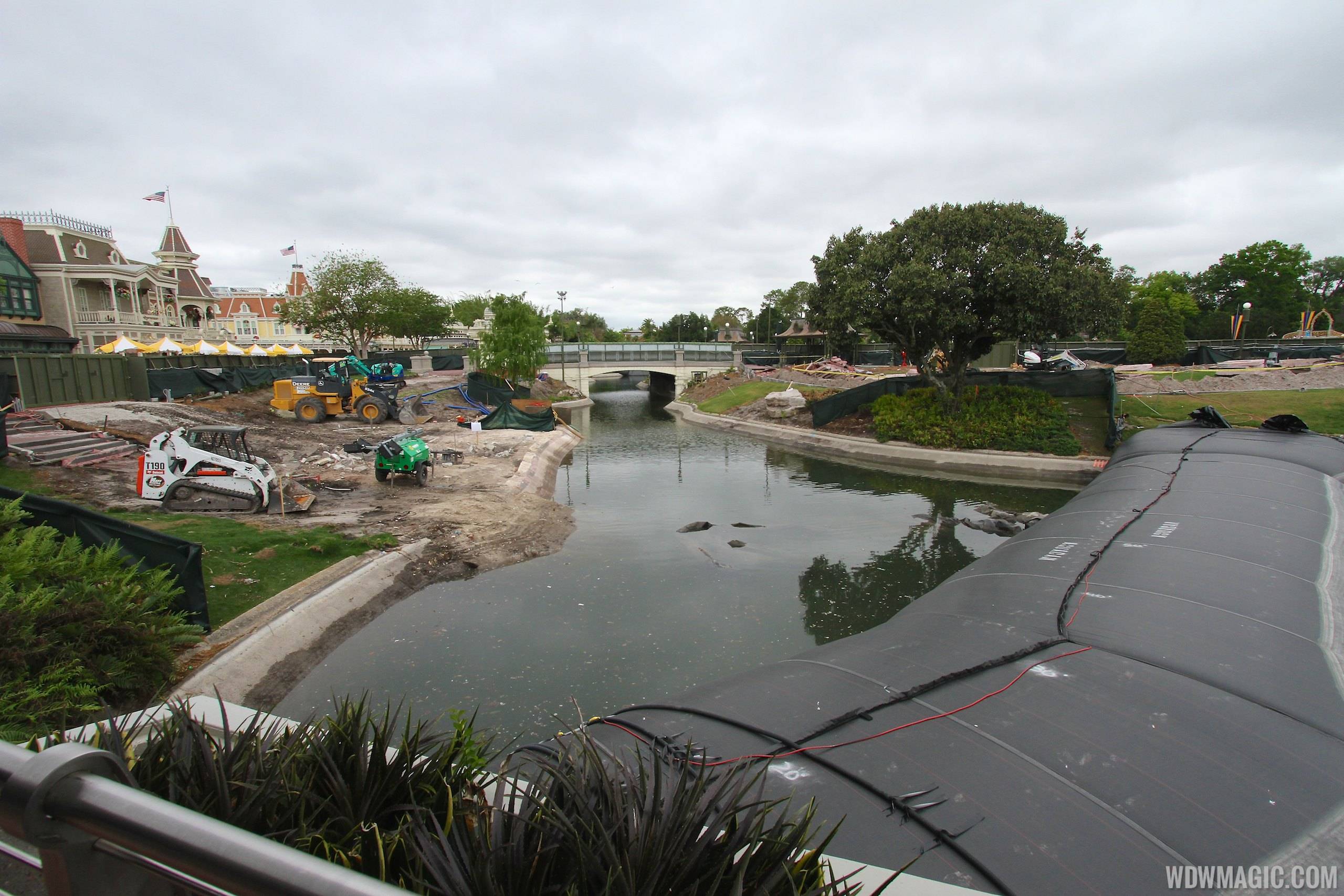 PHOTOS - Dams installed on the Magic Kingdom's waterways to begin major work on the hub layout
