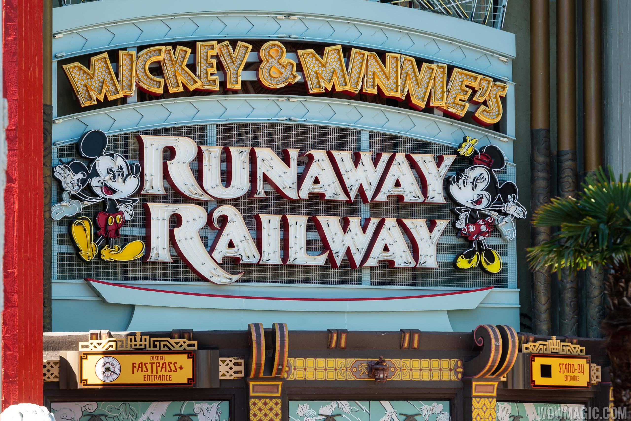 Mickey and Minnie's Runaway Railway FastPass and Standby signs
