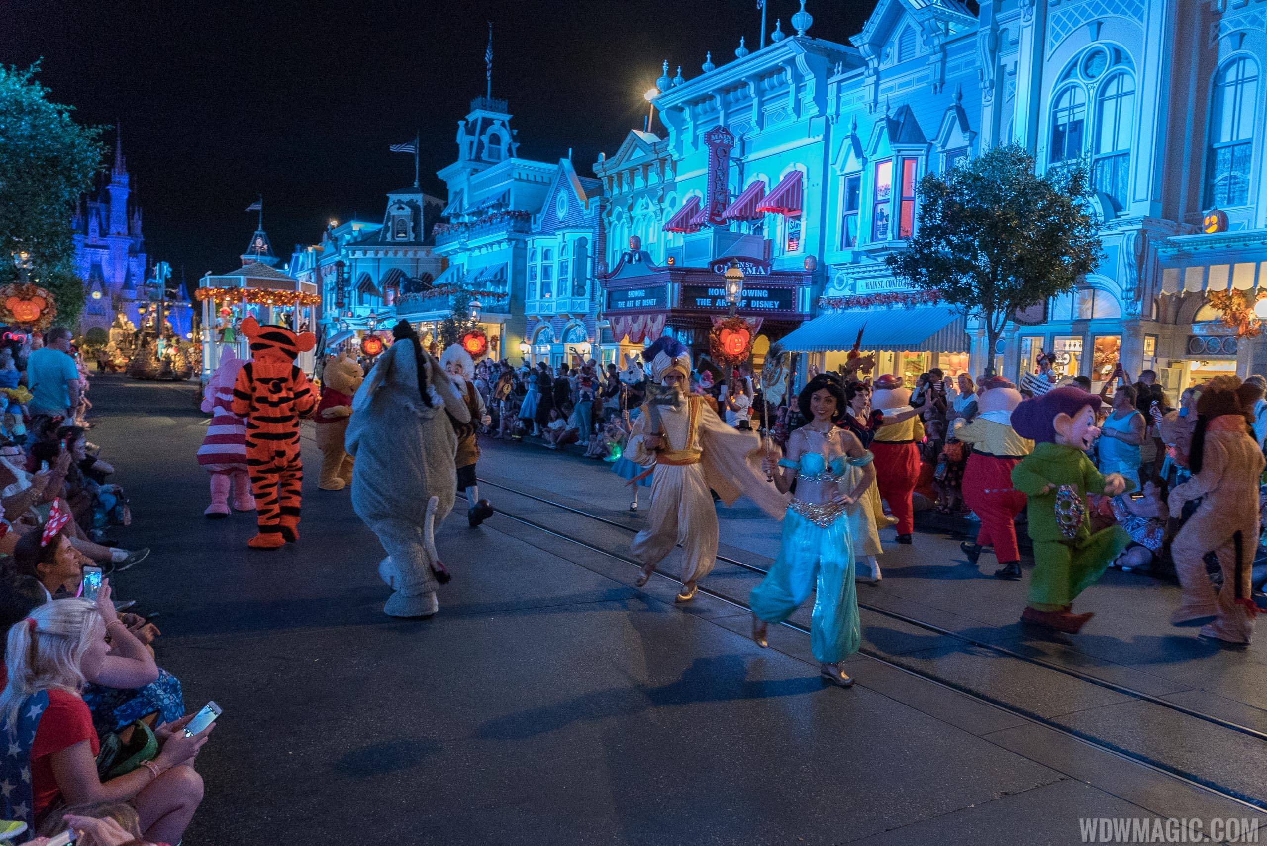 Mickey's Boo to You Halloween Parade - Jasmine, Aladdin, Pluto, Tigger, Pooh, Eeyore, Piglet