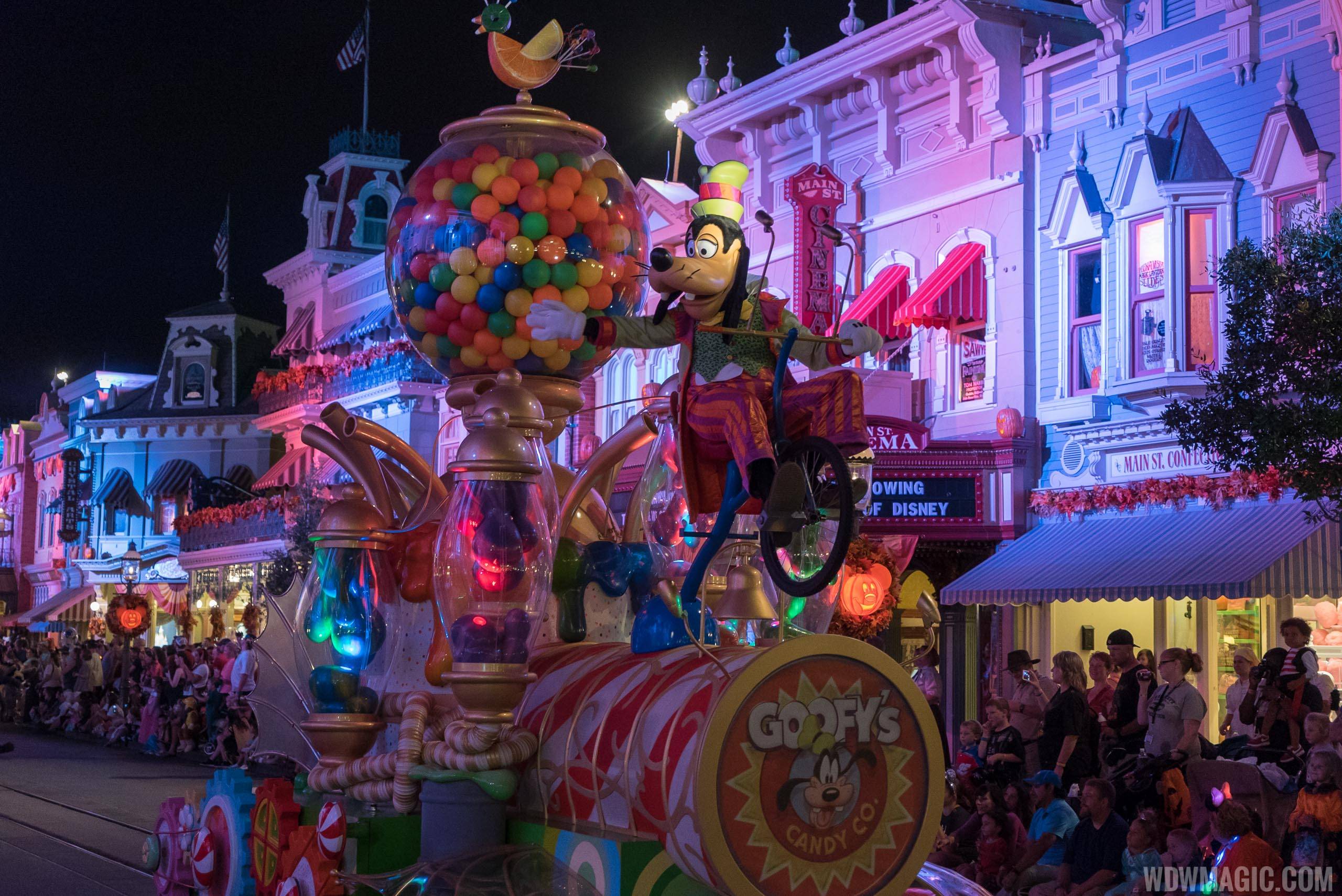Mickey's Boo to You Halloween Parade - Goofy's Candy Co Float