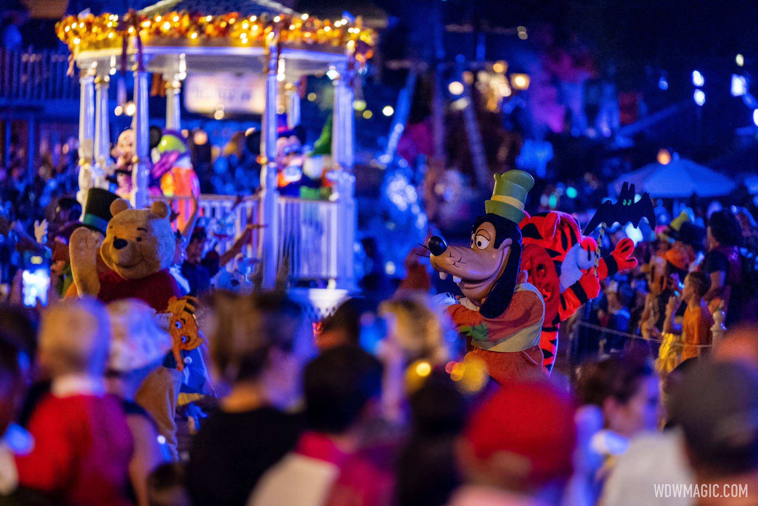 Mickey's Boo-To-You Halloween Parade - Goofy, Pooh and Tigger
