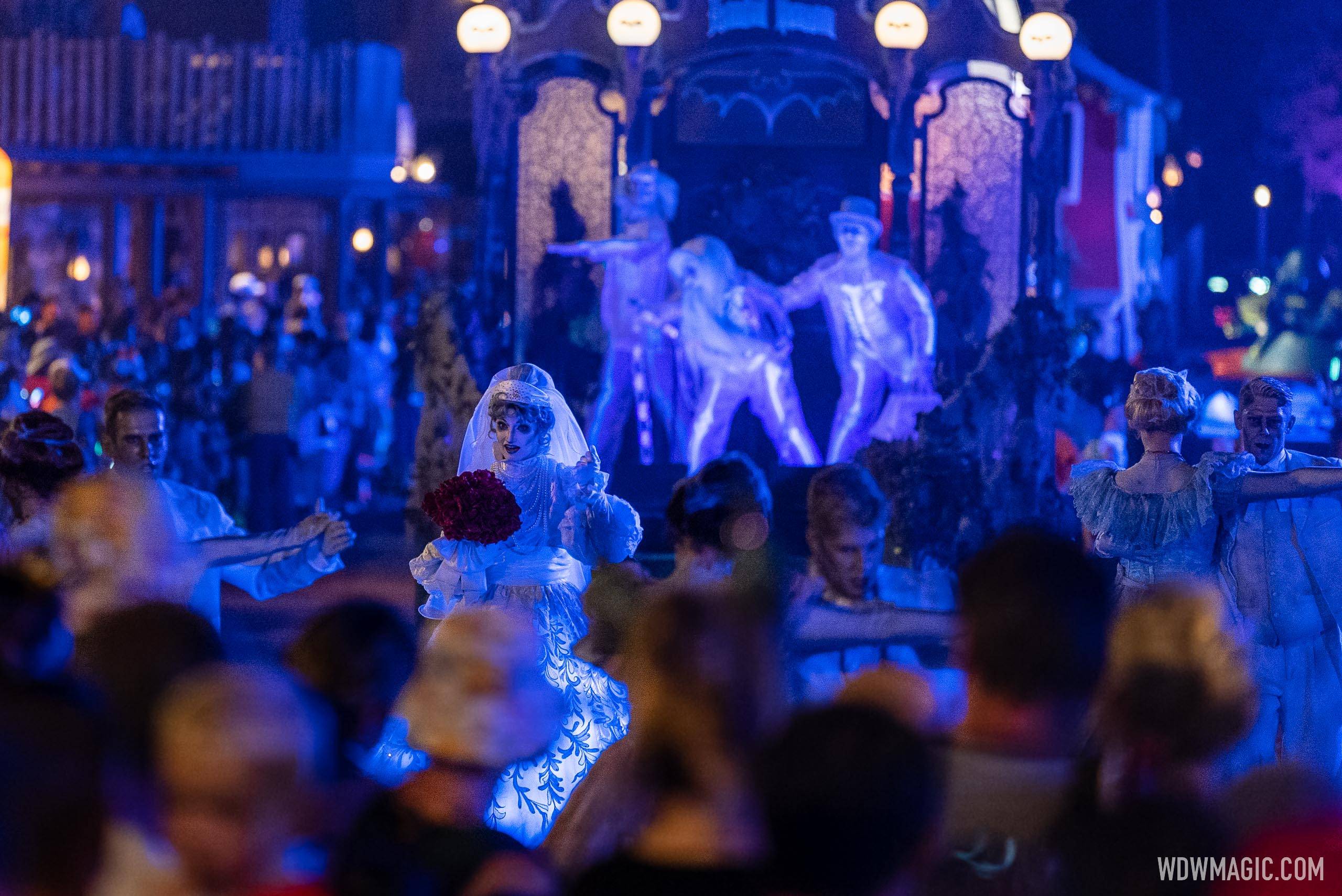 Mickey's Boo-to-You Halloween Parade 2022 - Frontierland - Photo 12 of 30