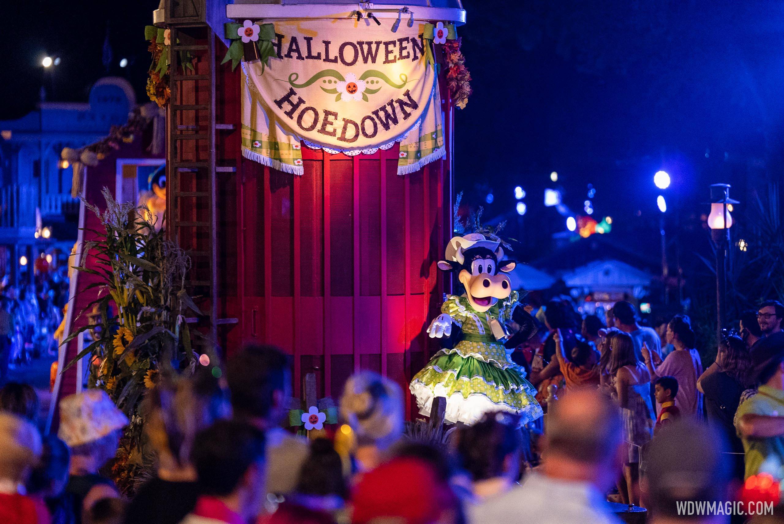 Mickey's Boo-To-You Halloween Parade - Clarabelle