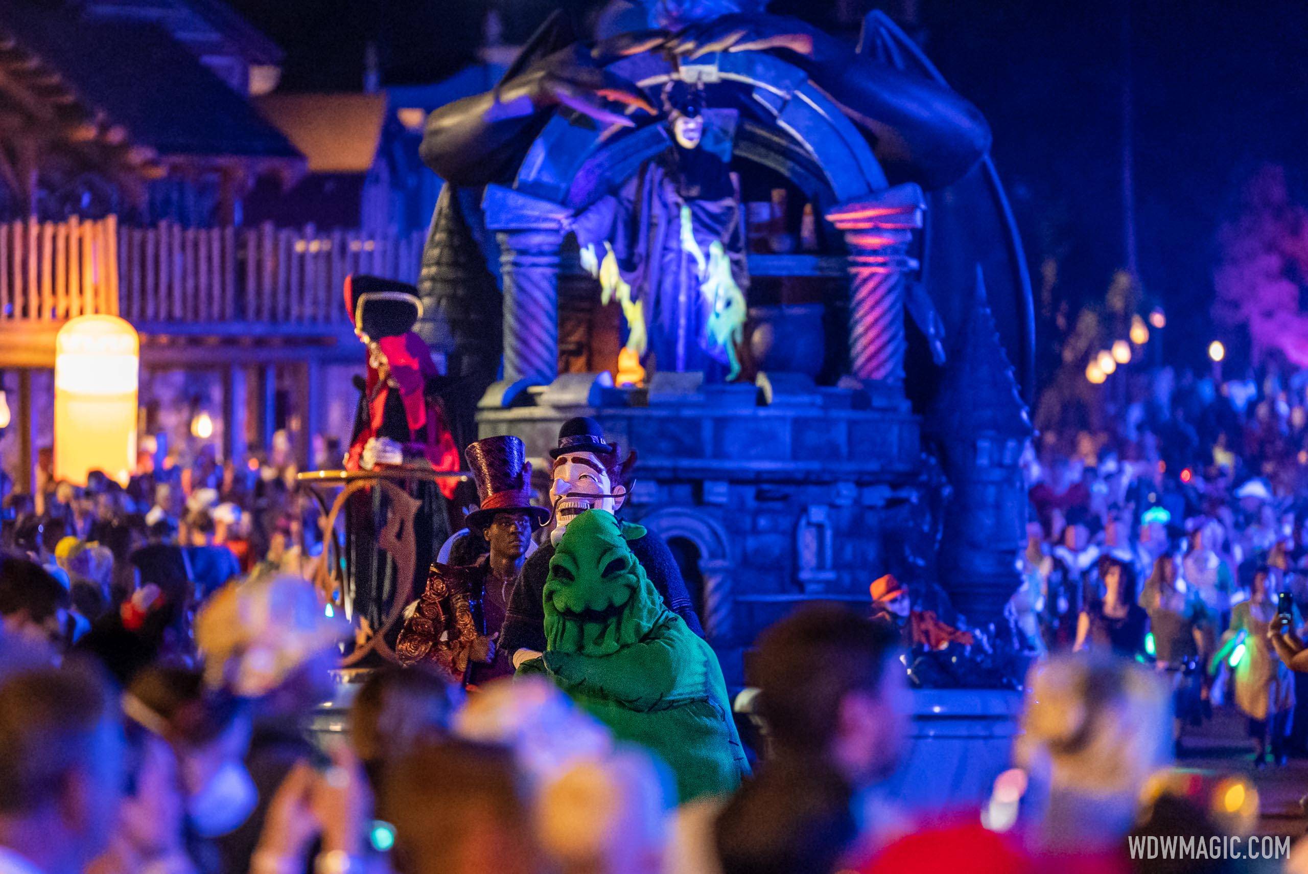 Mickeys-Boo-to-You-Halloween-Parade_Full_48373.jpg