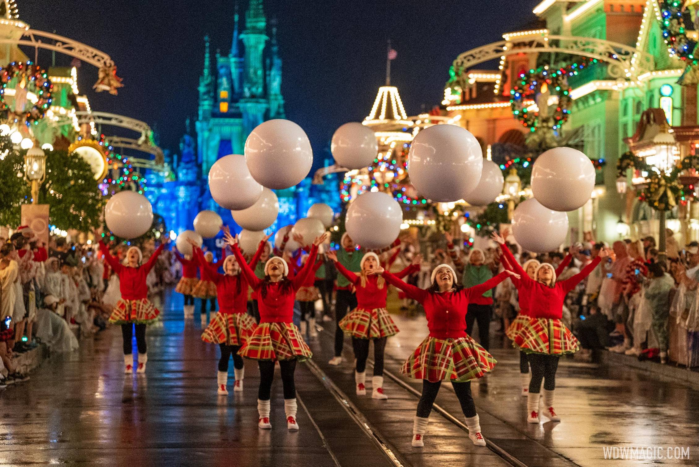 Mickeys-Once-Upon-a-Christmastime-Parade_Full_49250.jpg