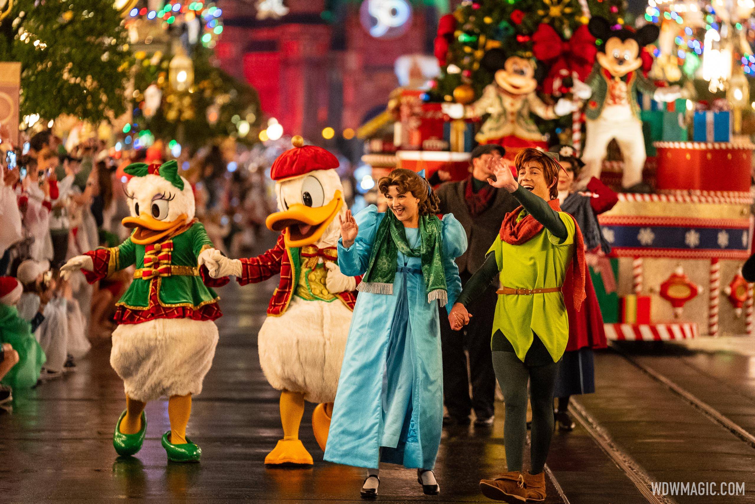 VIDEO - Mickey's Once Upon A Christmastime Parade