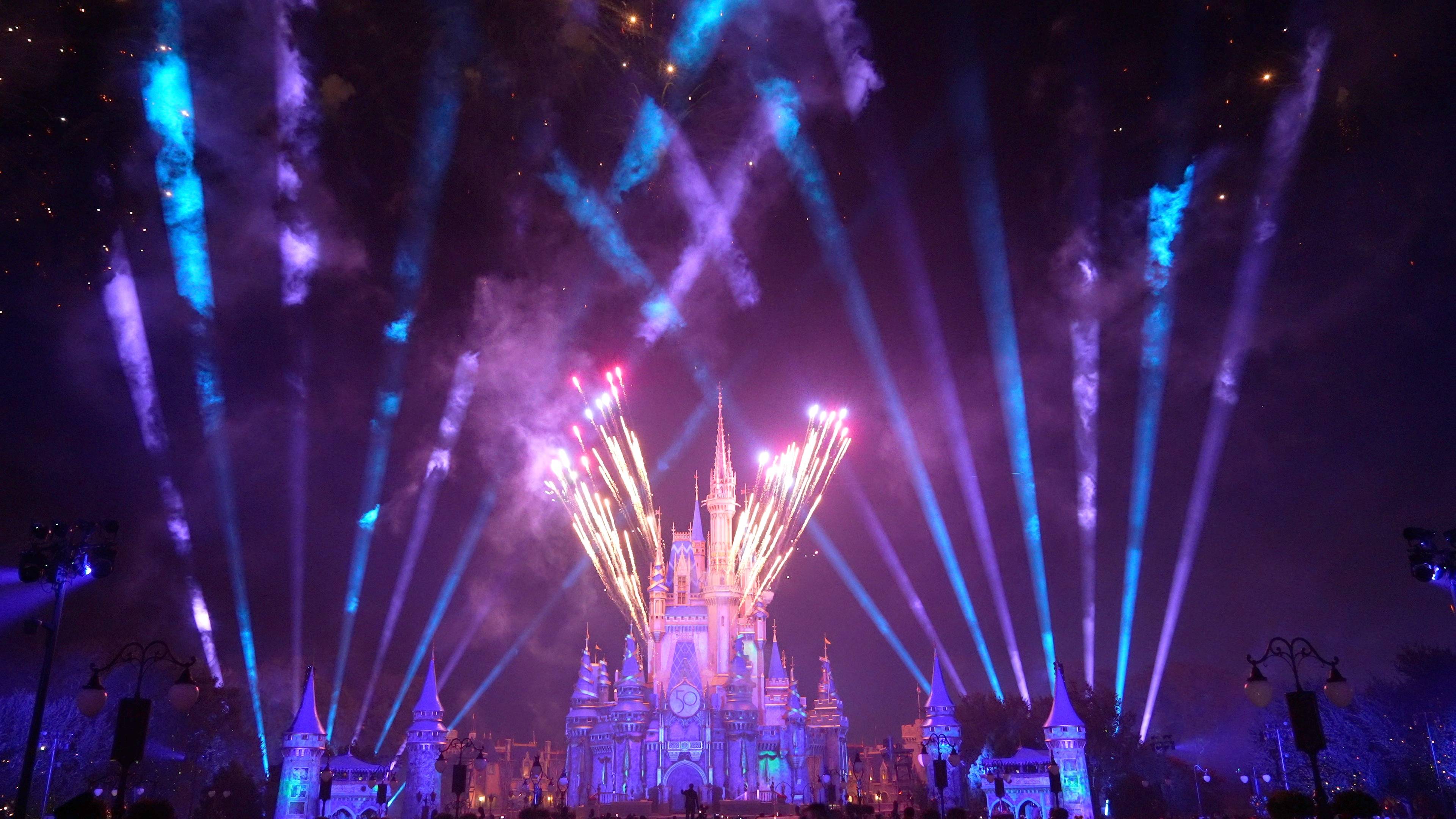 Minnie's Wonderful Christmastime Fireworks show 2021