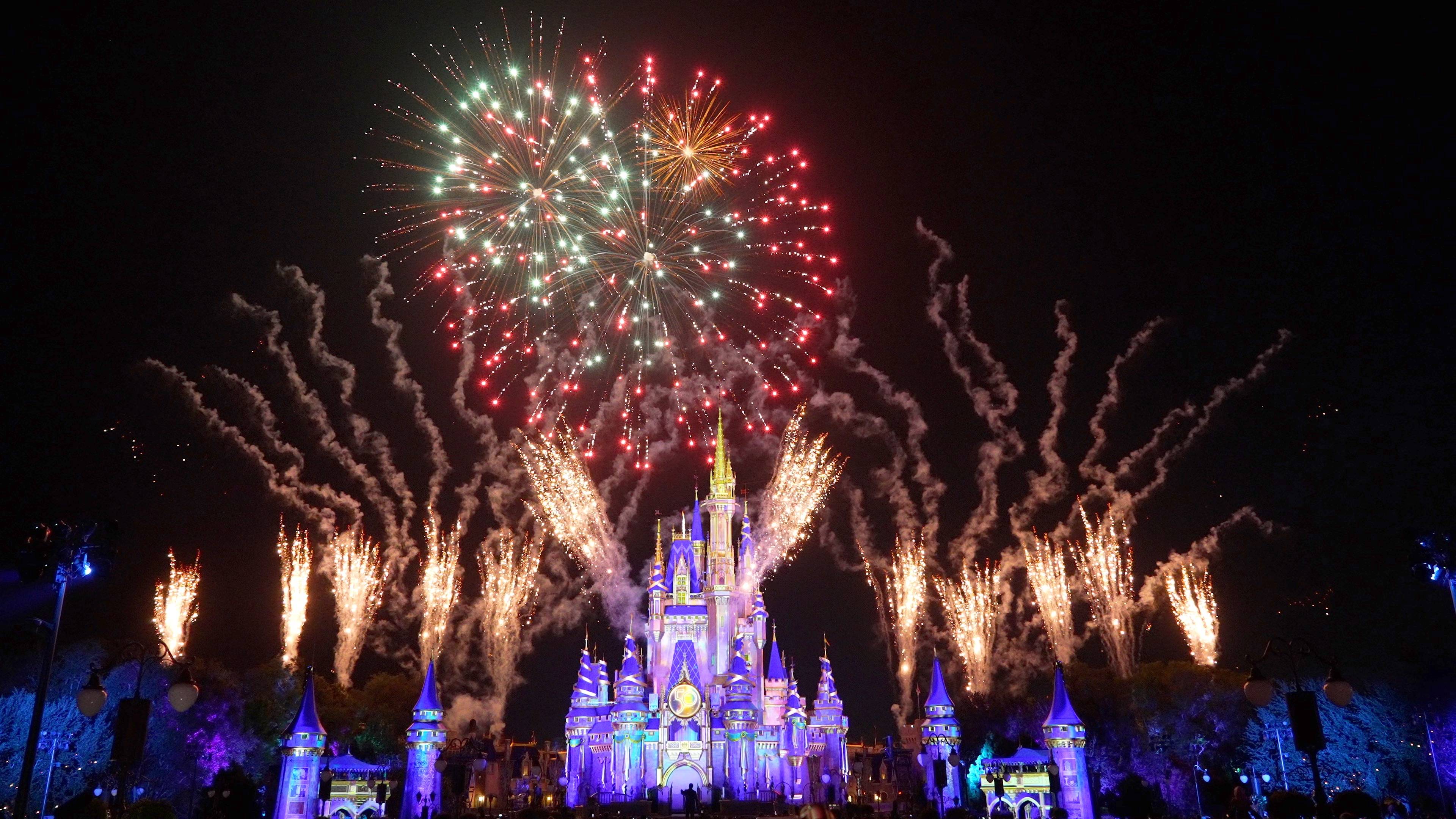 Minnie's Wonderful Christmastime Fireworks show 2021
