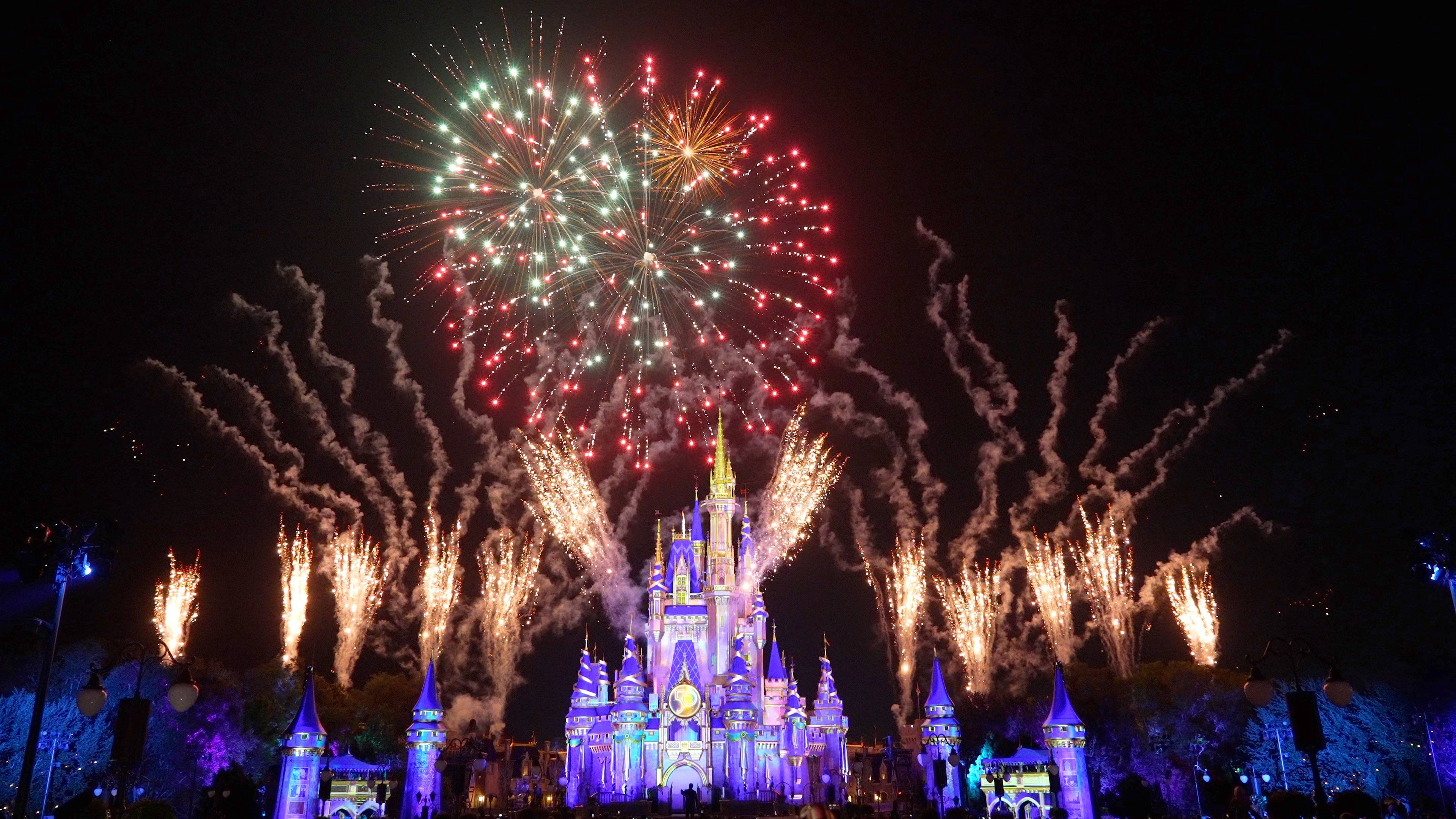 https://wdwmagic.twic.pics/ElementGalleryItems/attractions/Fullsize/Minnies-Wonderful-Christmastime-Fireworks-show_Full_45201.jpg?twic=v1/resize=750