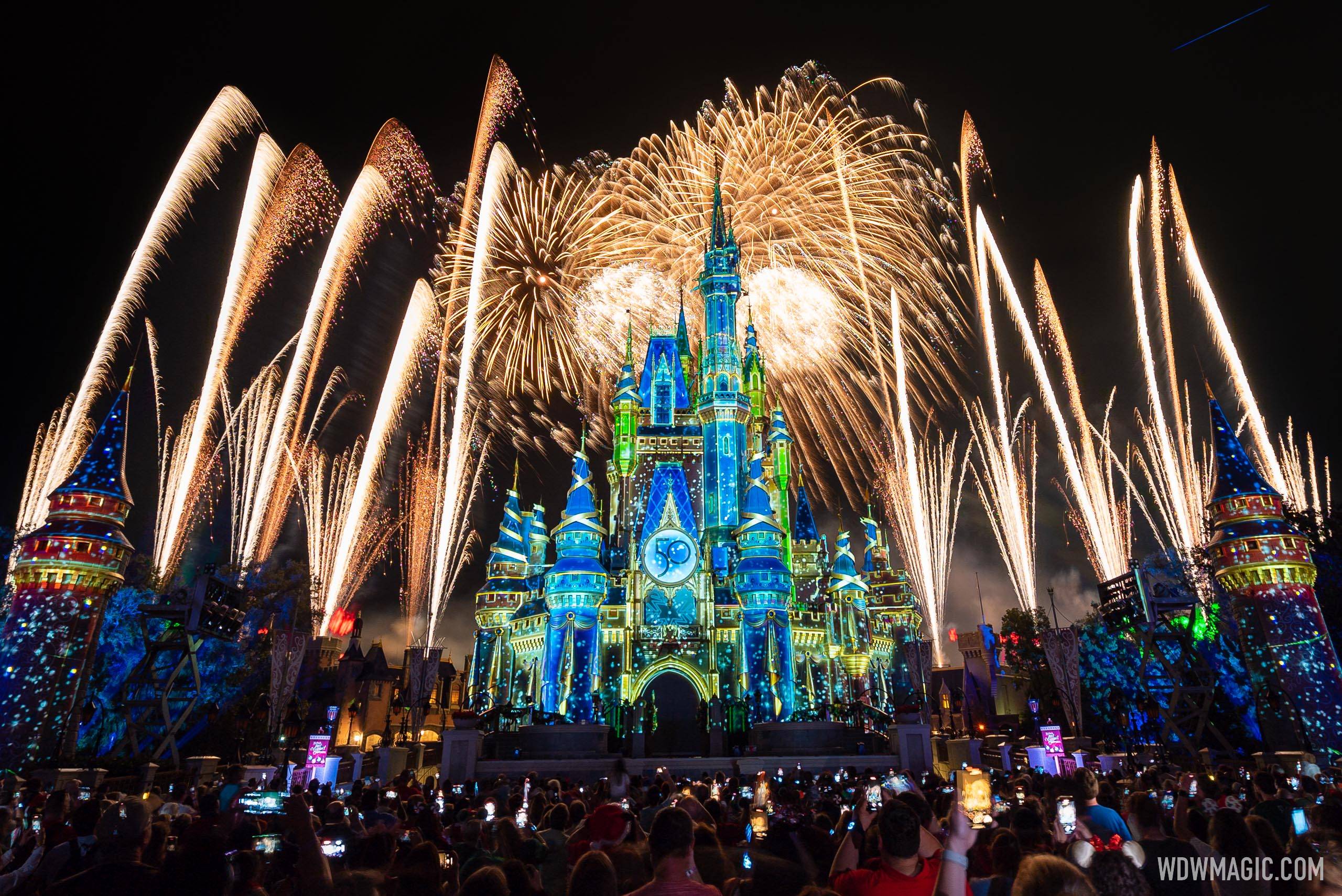 Minnie's Wonderful Christmastime Fireworks show 2022