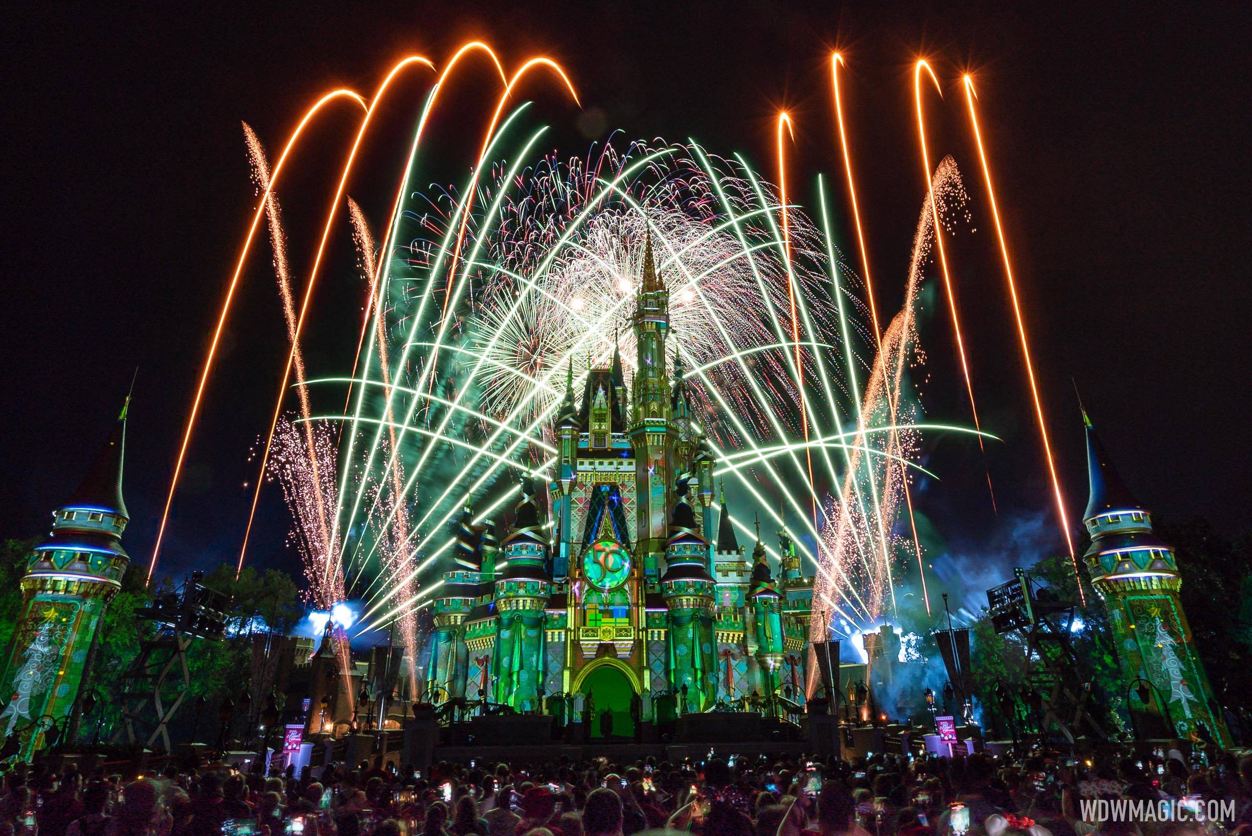 Minnie's Wonderful Christmastime Fireworks show 2022