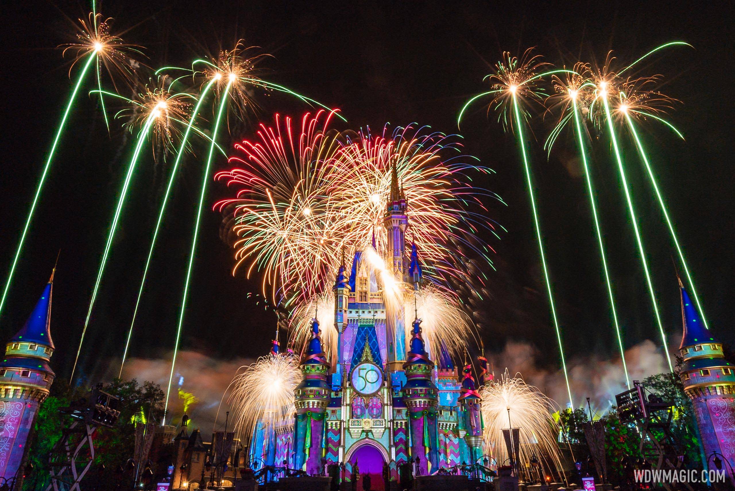Minnie's Wonderful Christmastime Fireworks show 2022