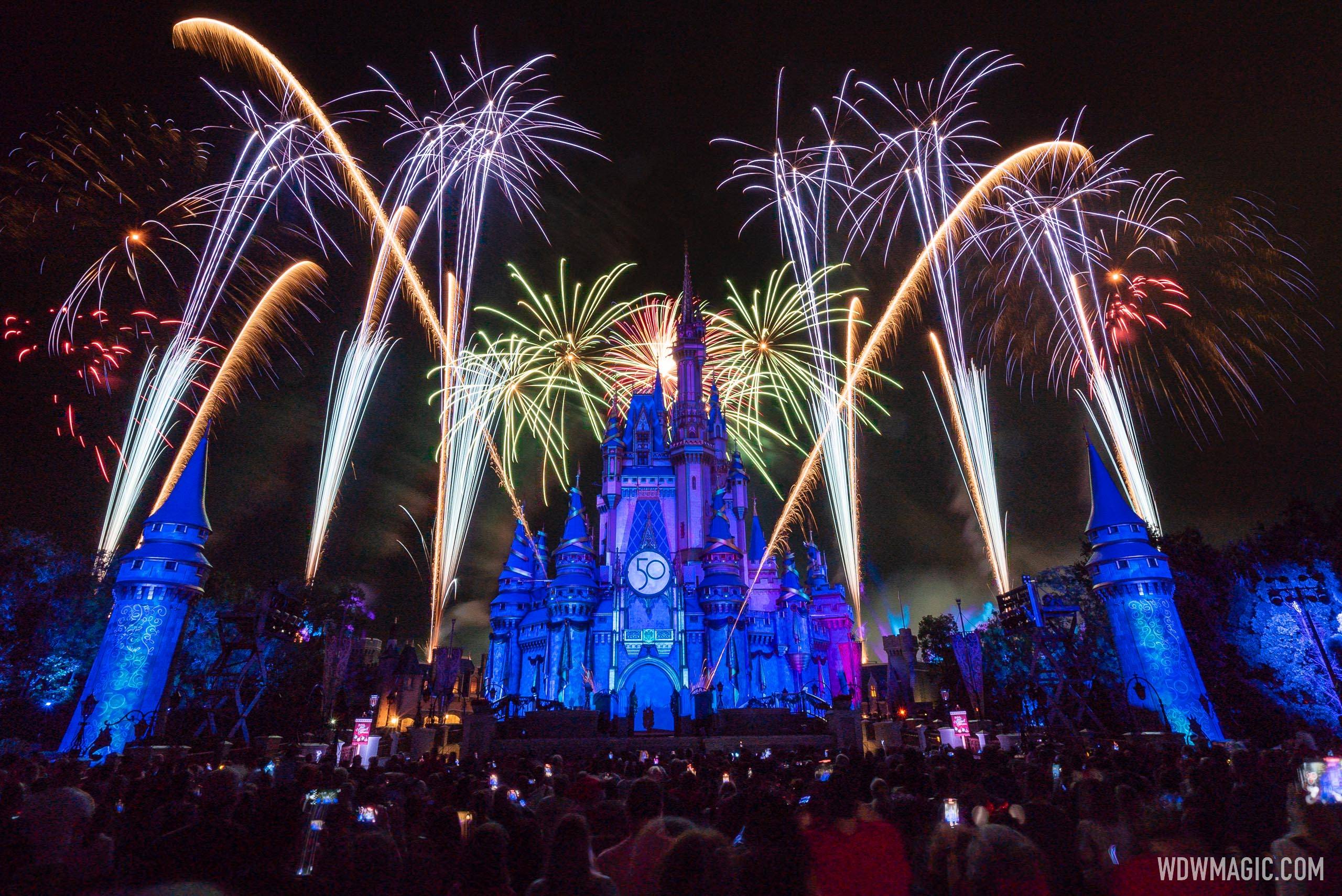Minnie's Wonderful Christmastime Fireworks show 2022