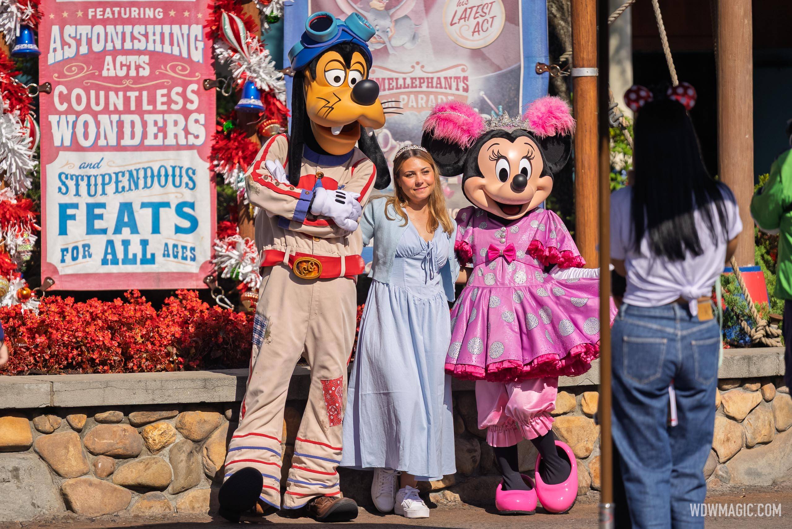 Goofy and Minnie Mouse meeting at Storybook Circus Entrance