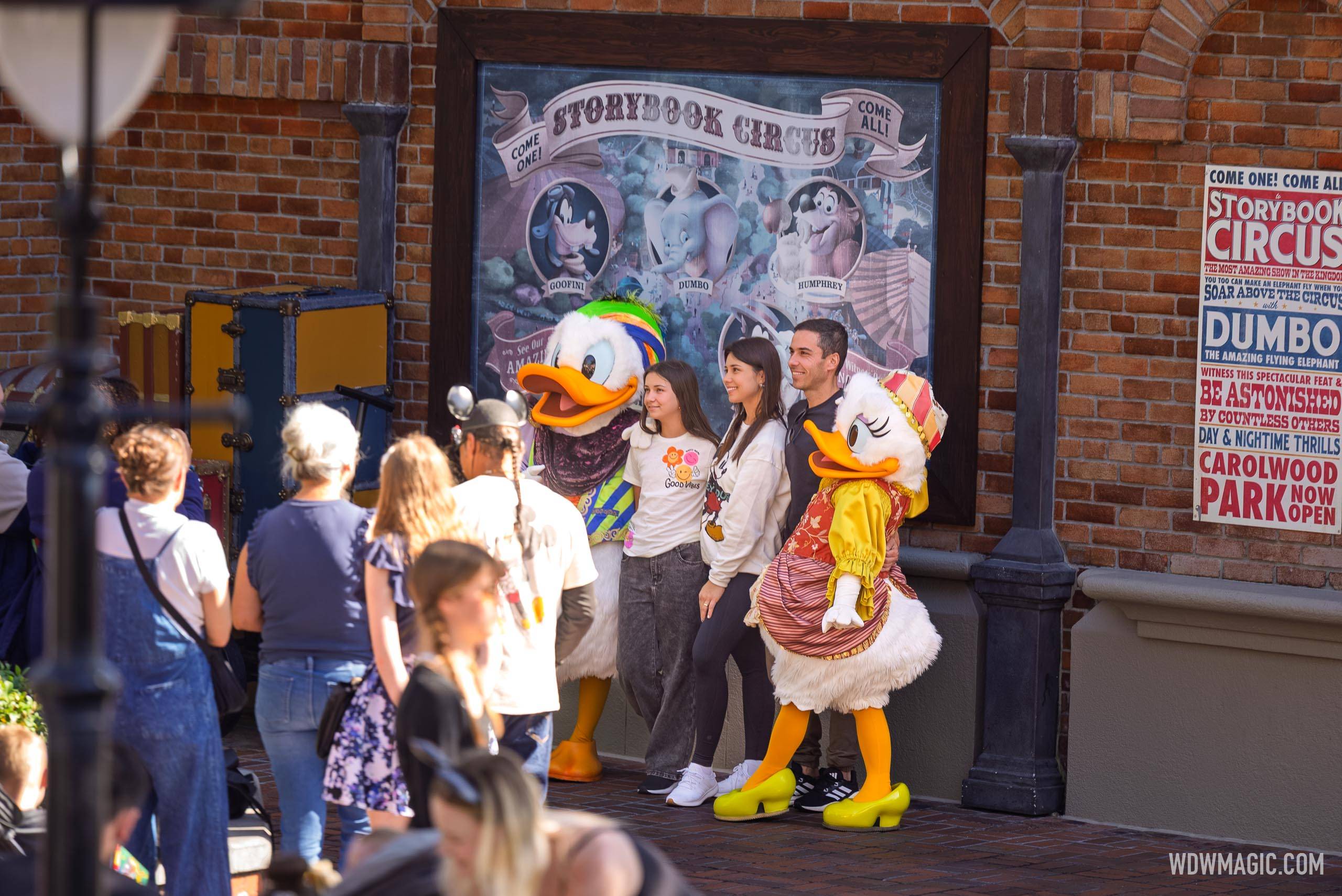 Donald and Daisy Duck meeting outside
