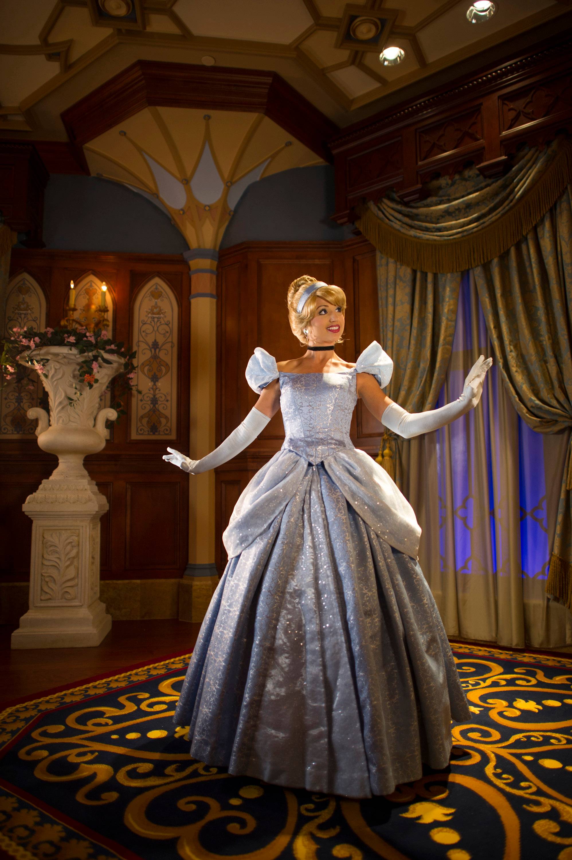 Frozen characters Elsa and Anna arrive at Princess Fairytale Hall and already waits are over 2 and a half hours