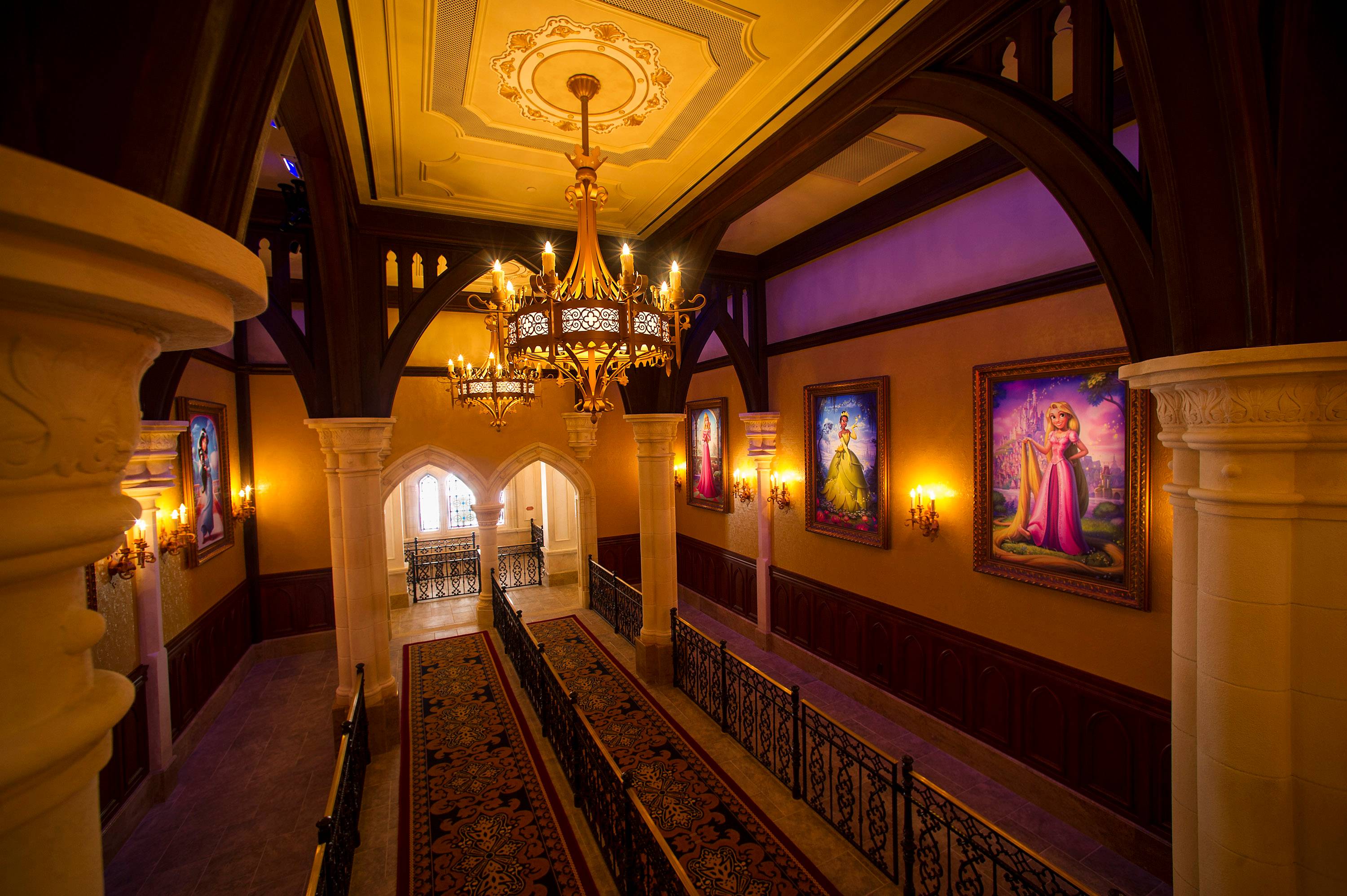 Frozen characters Elsa and Anna arrive at Princess Fairytale Hall and already waits are over 2 and a half hours