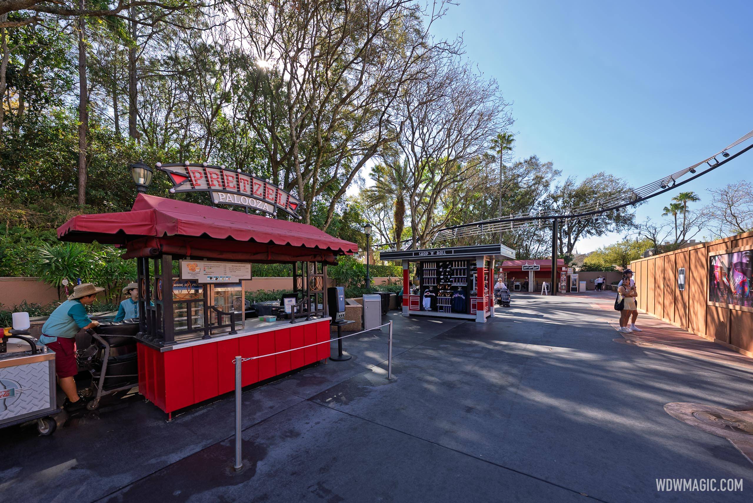 Rock 'n' Roller Coaster Closed - A Look Around the Courtyard