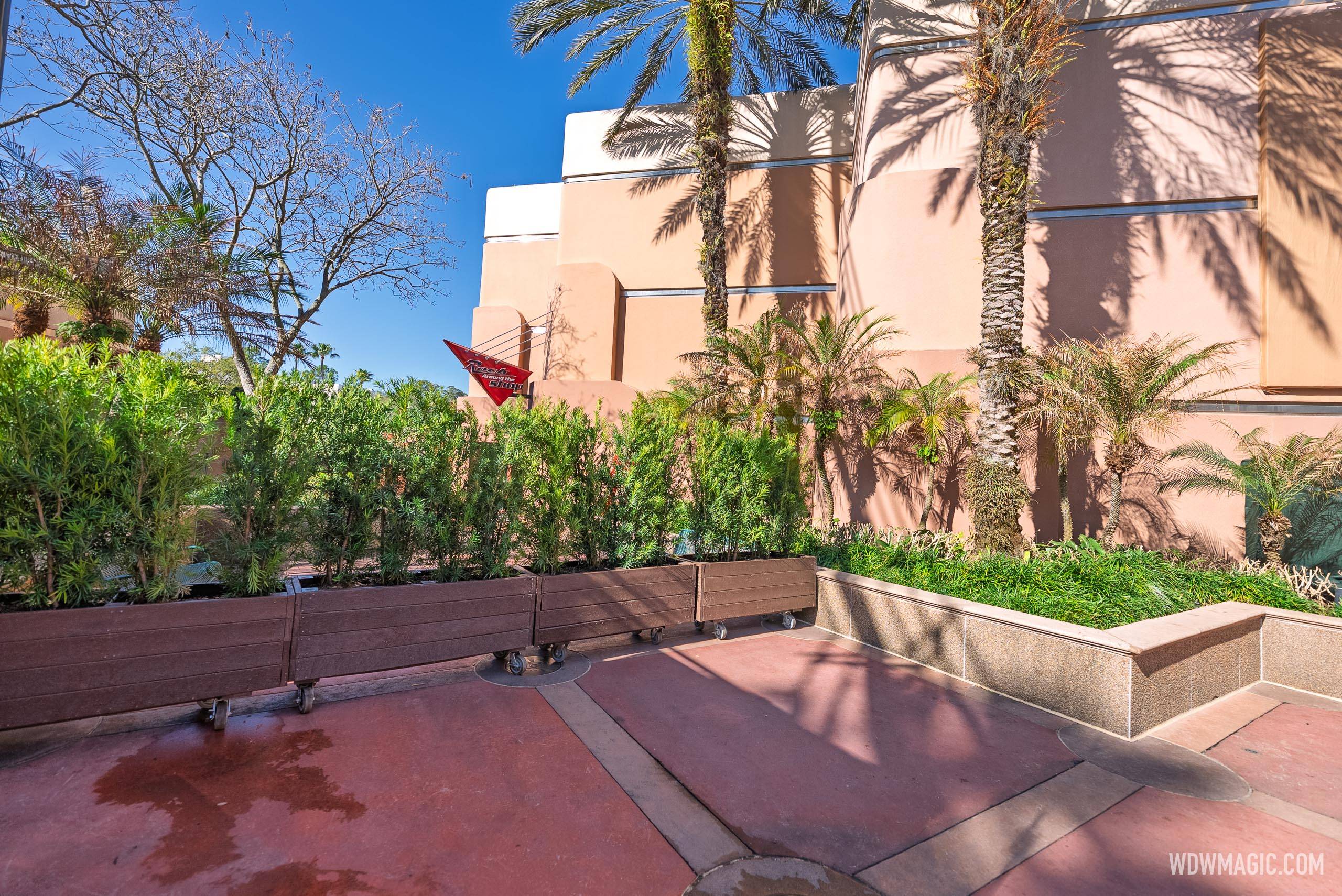 Rock 'n' Roller Coaster Closed - A Look Around the Courtyard