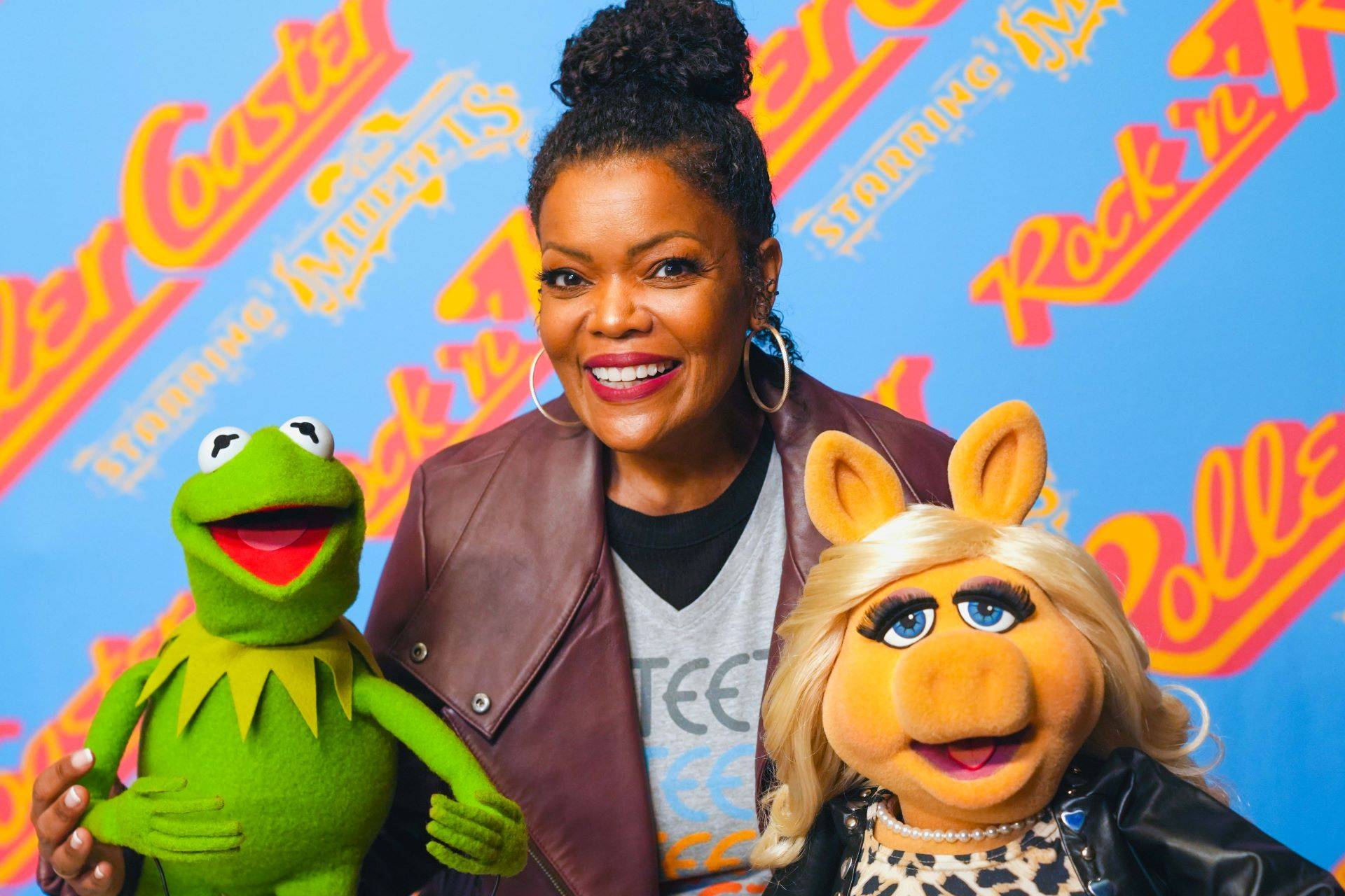 Yvette Nicole Brown with kermit and Miss Piggy