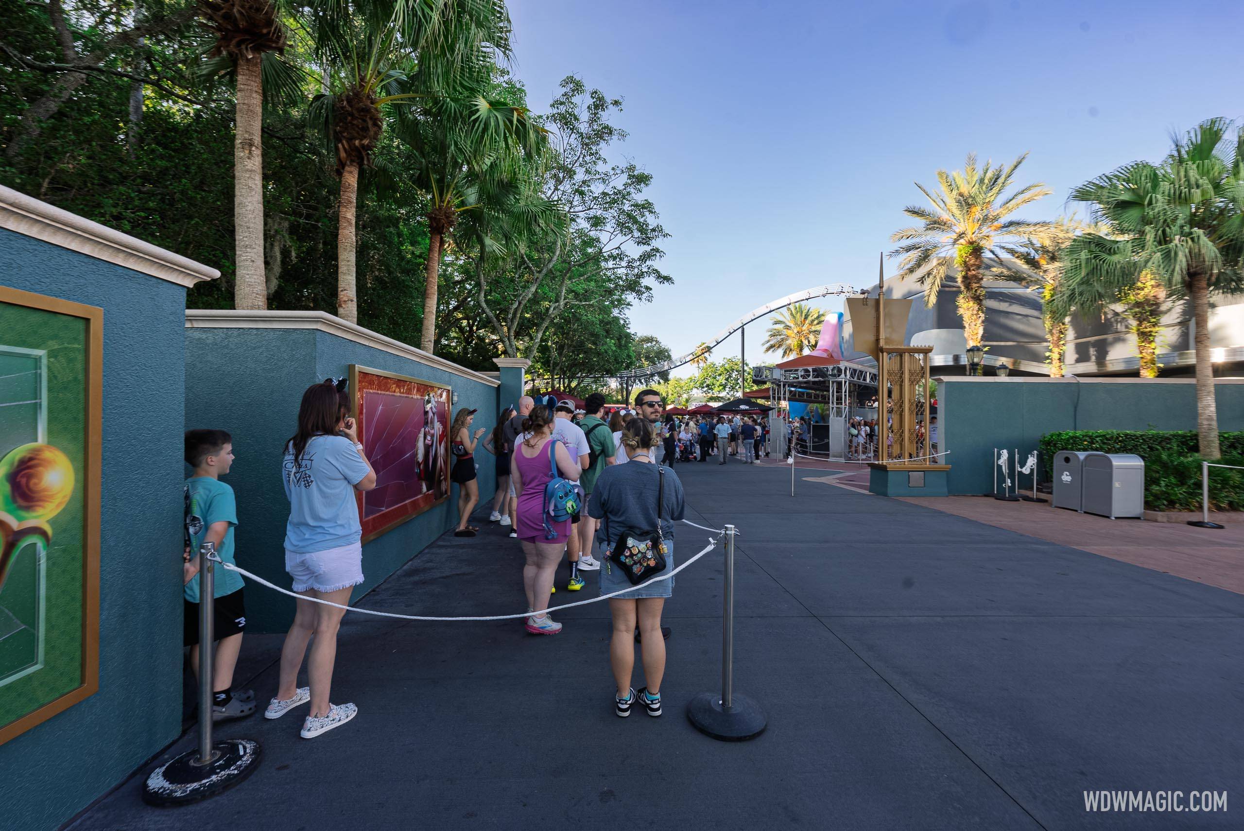 Rock 'n' Roller Coaster Starring The Muppets Opening Day Crowds