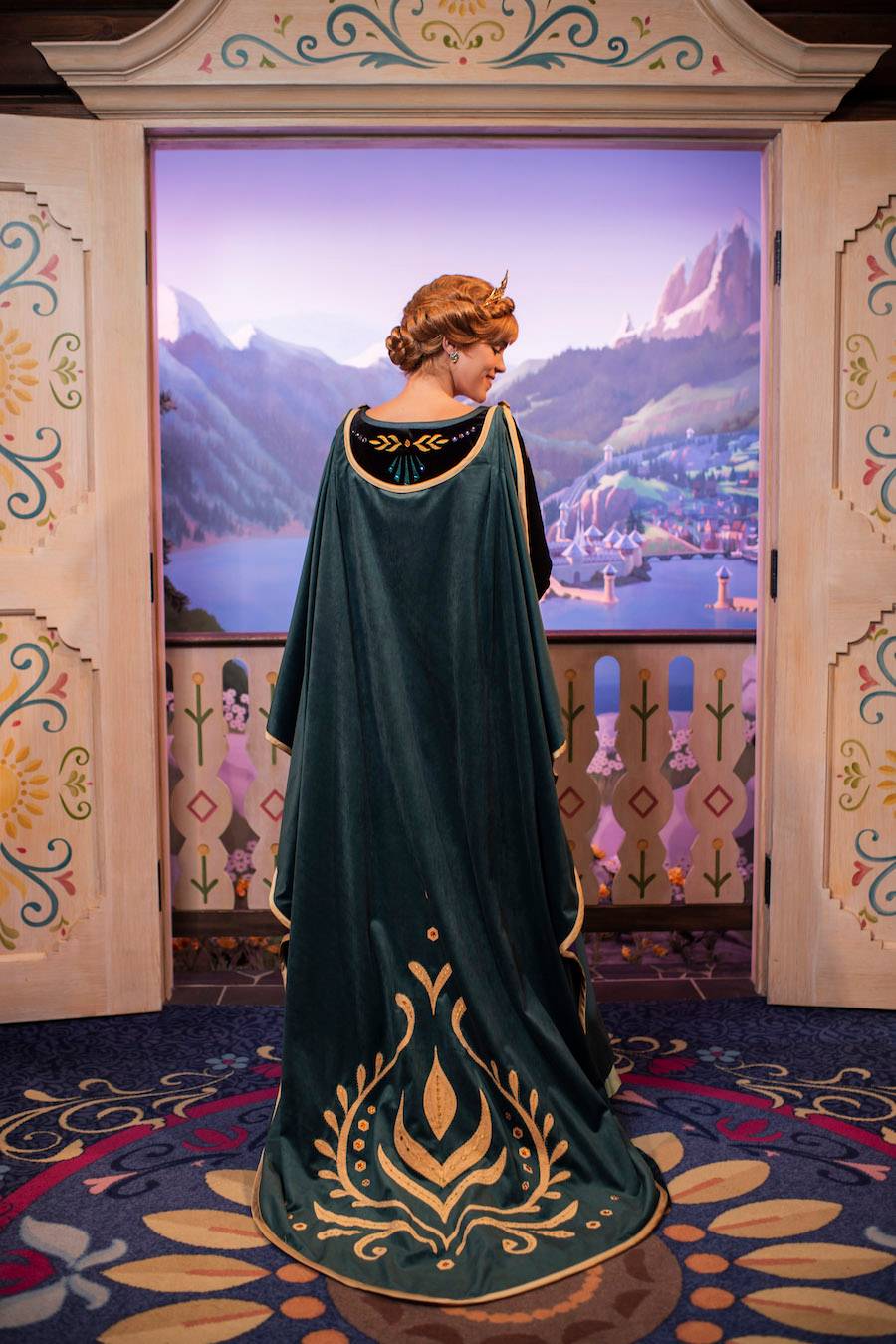 VIDEO - New Frozen 2 inspired royal attire for Anna and Elsa at the Royal Sommerhus in Epcot