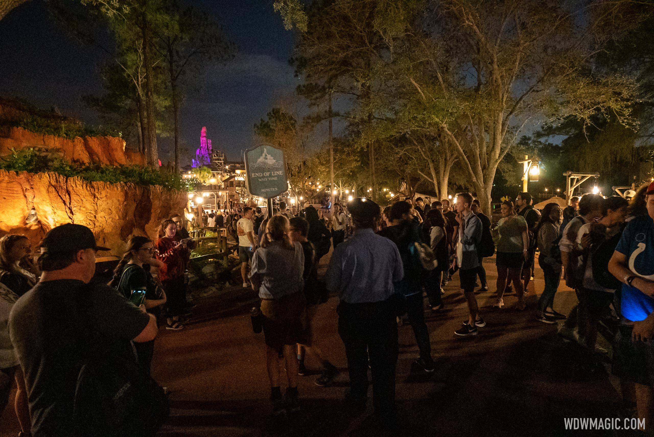 Security and managers controlling the final minutes of the Splash Mountain queue.