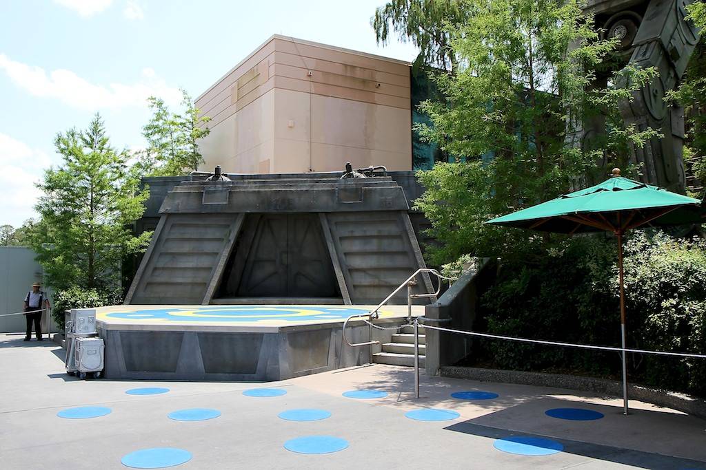 PHOTOS - Original Star Tours posters removed from the soundstage exterior