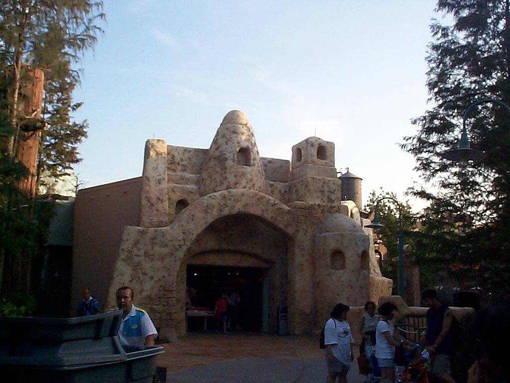Tatooine Traders now open at Star Tours