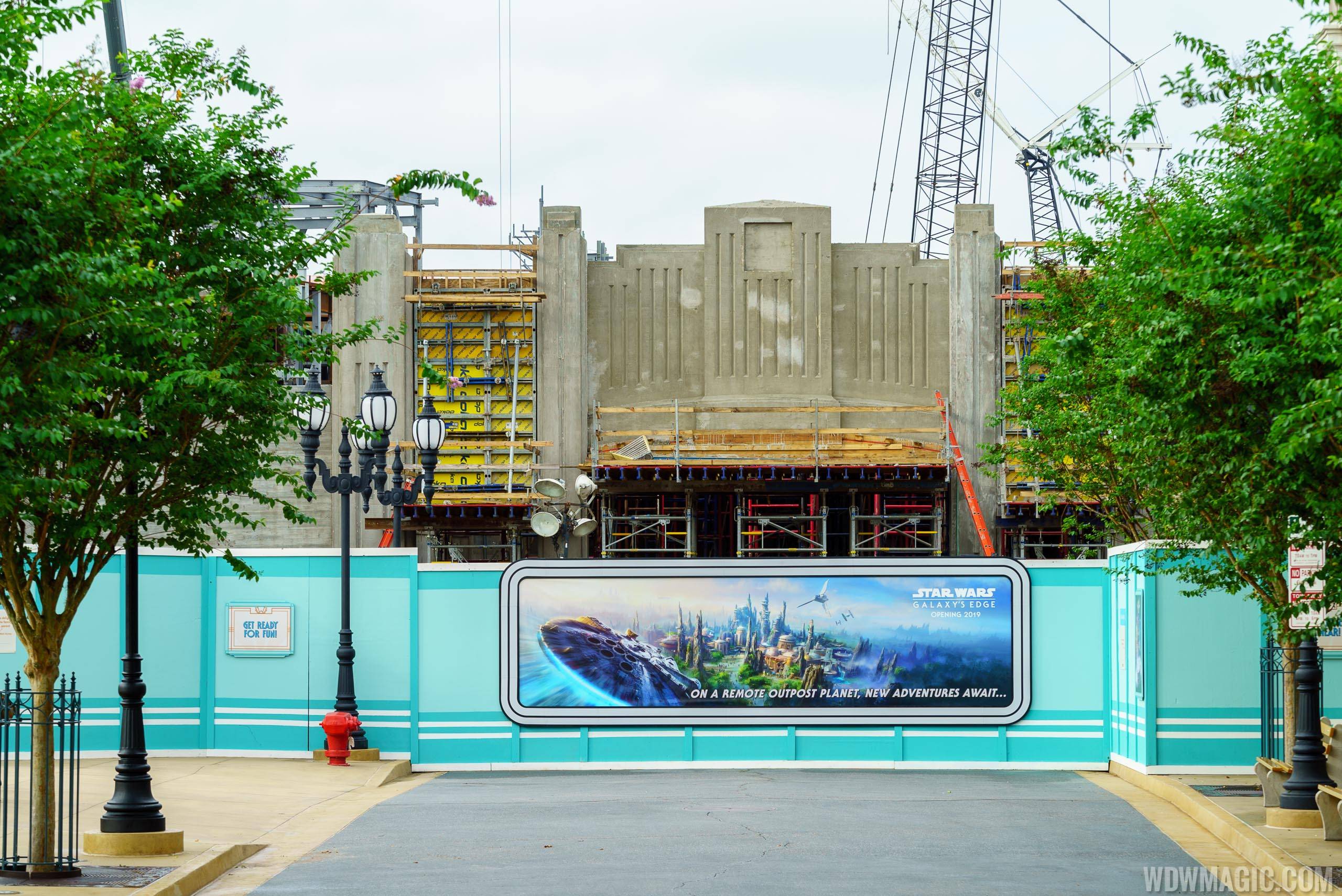 PHOTOS - More walls around the entrance area to Star Wars Galaxy's Edge