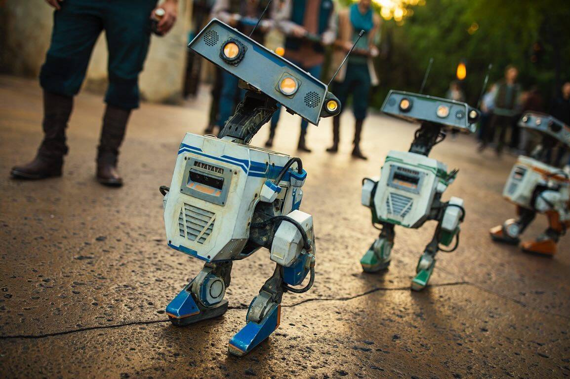 Free-roaming robotic droid characters for Star Wars Galaxy's Edge