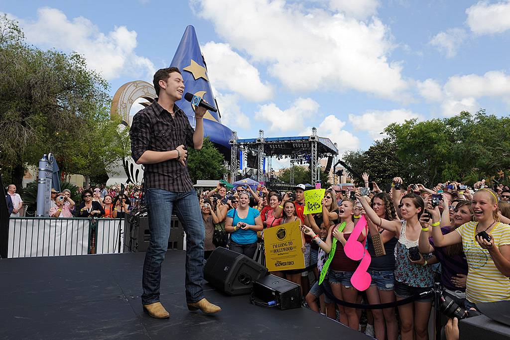 Scotty McCreery visits The American Idol Experience
