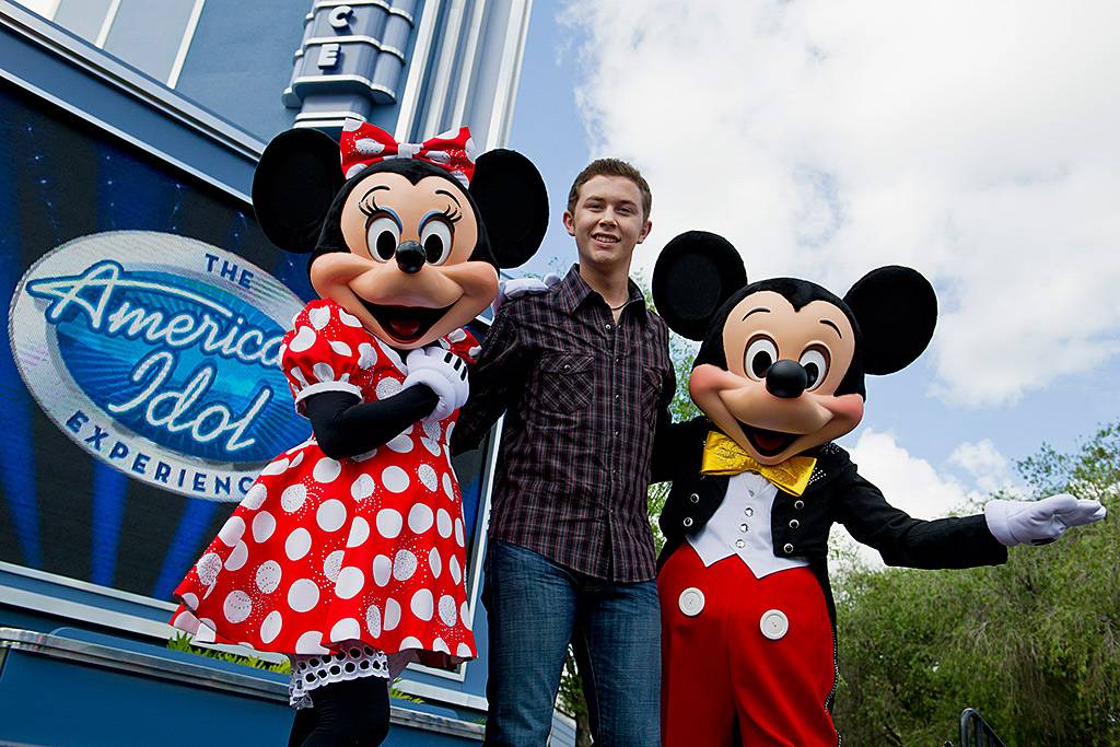 Scotty McCreery visits The American Idol Experience