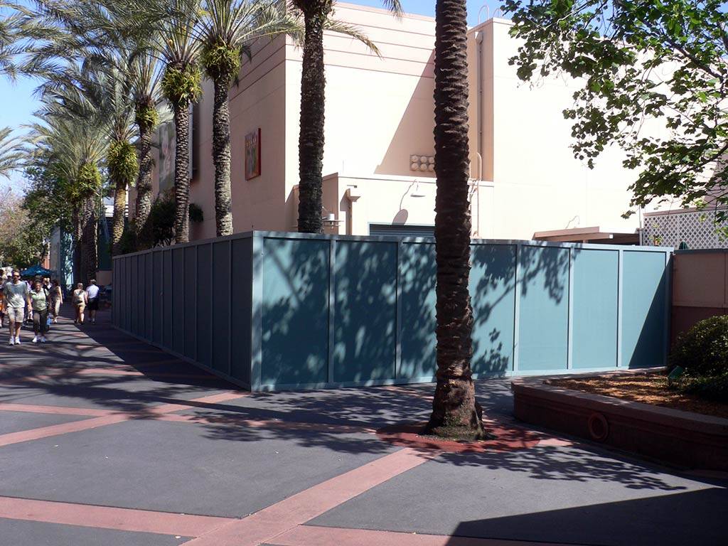 Idol construction wall expands to the rear of the building