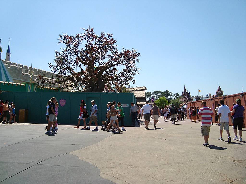 Pooh's Playful Spot tree now installed in The Many Adventures of Winnie the Pooh queue