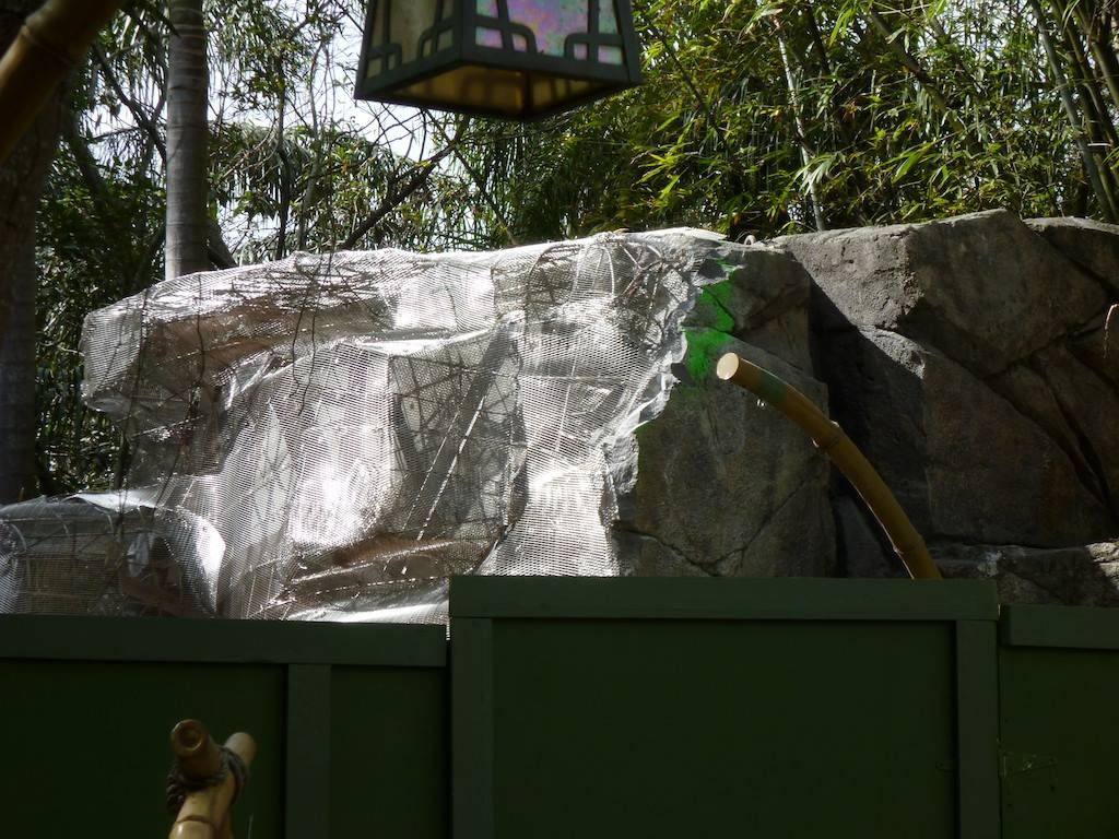 PHOTOS - Oasis rock-work refurbishment at Disney's Animal Kingdom