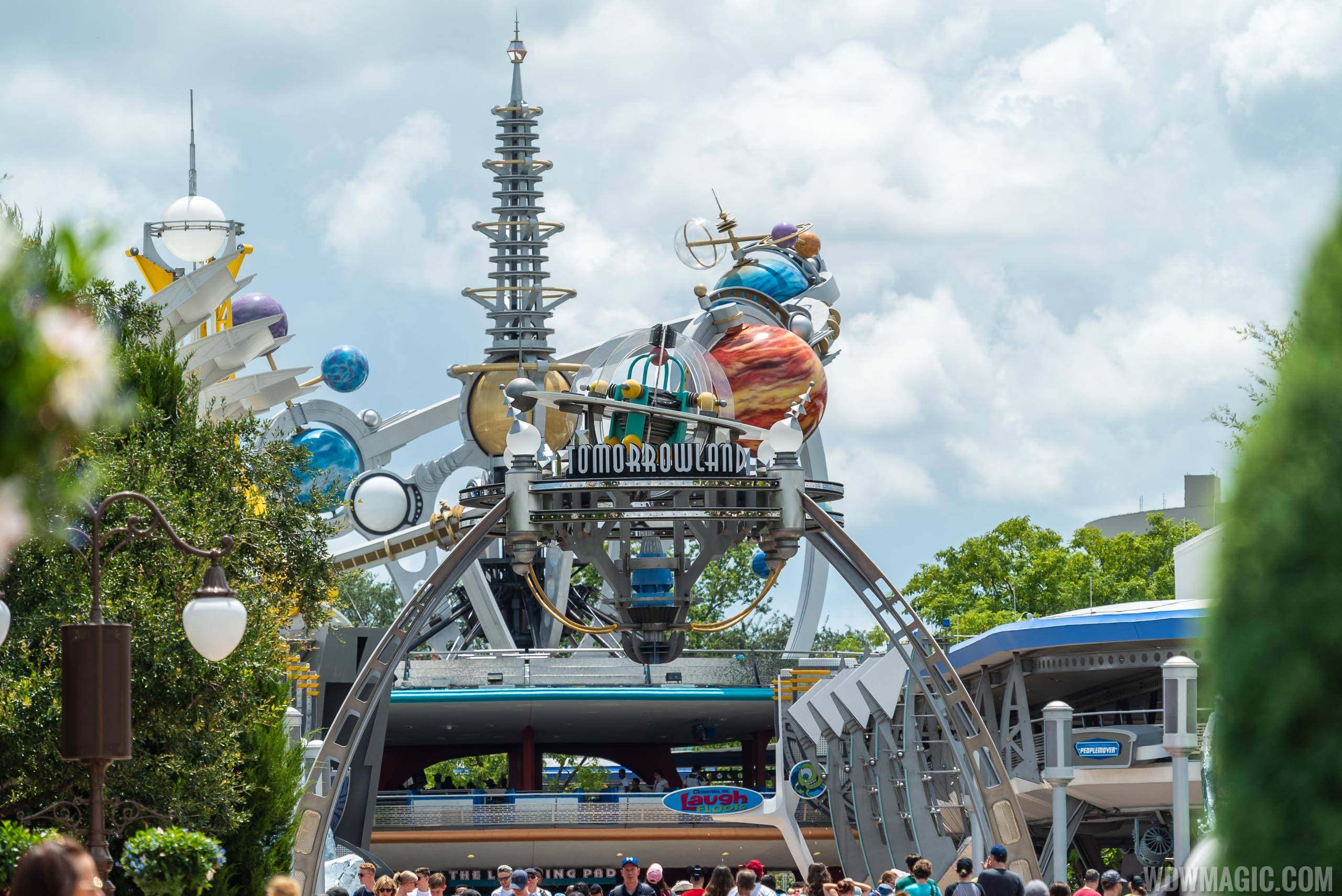 激安 超特価商店街  Tomorrowland 6 of 5 Photo - marquee bridge トップス