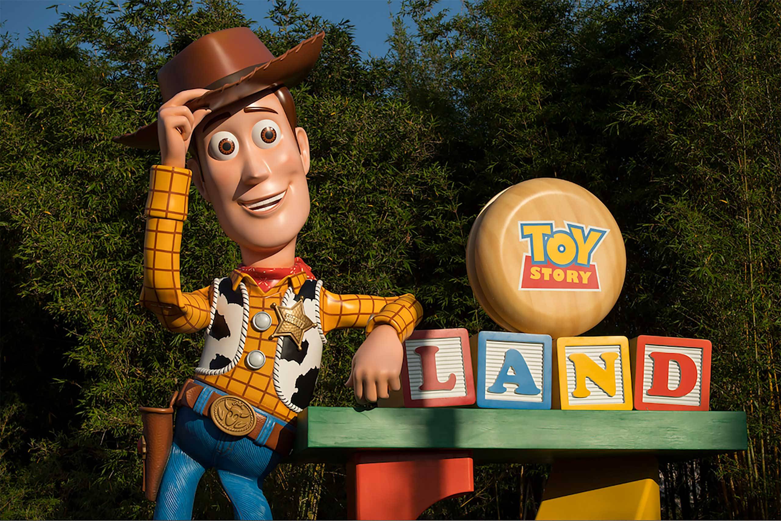 PHOTOS - First look at the Toy Story Land entrance marquee